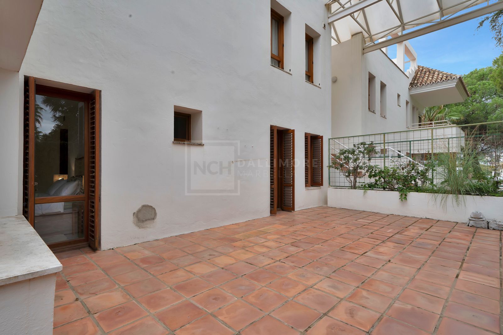 Apartamento orientado al oeste, situado en planta media de la exclusiva urbanización cerrada