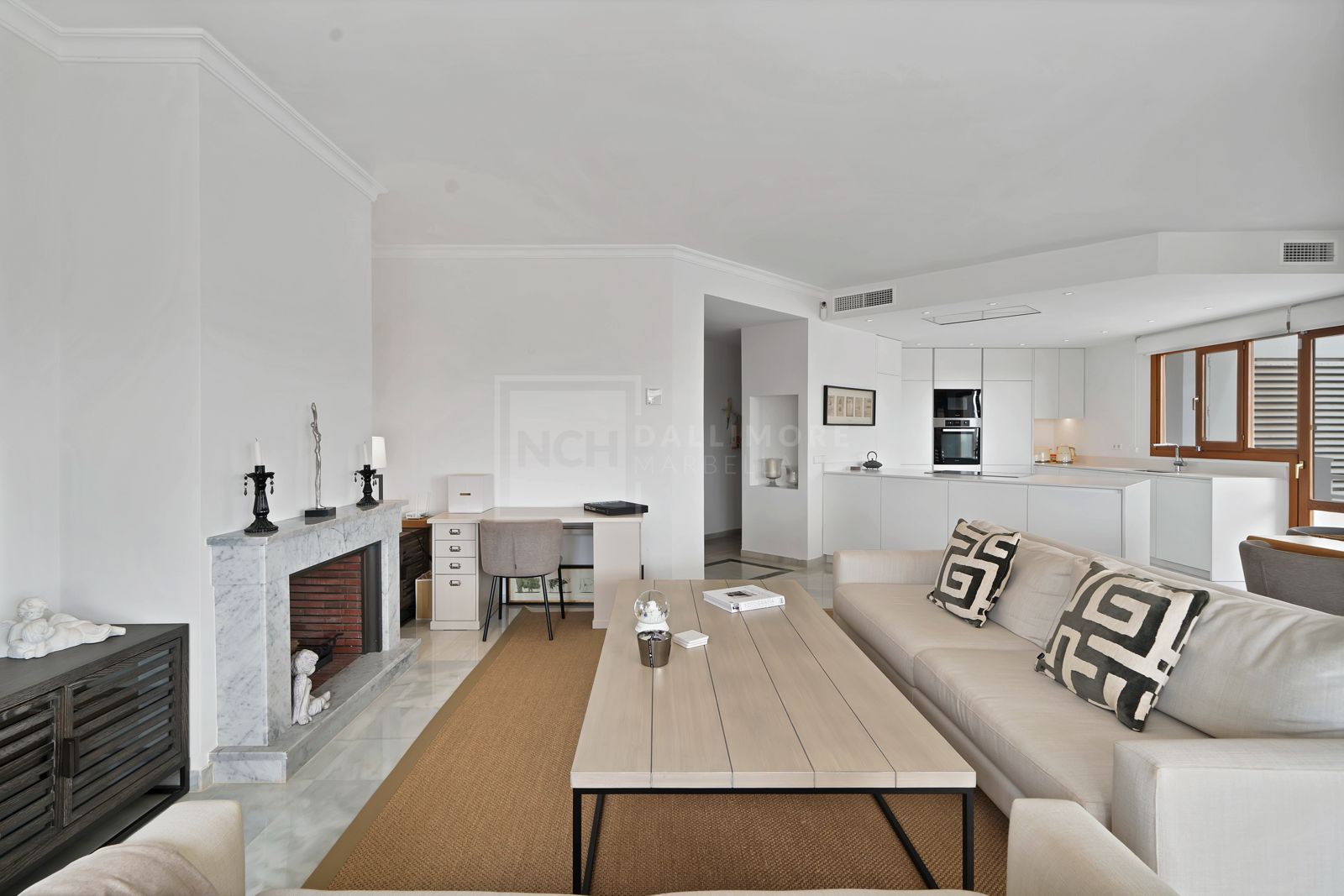 Apartamento orientado al oeste, situado en planta media de la exclusiva urbanización cerrada