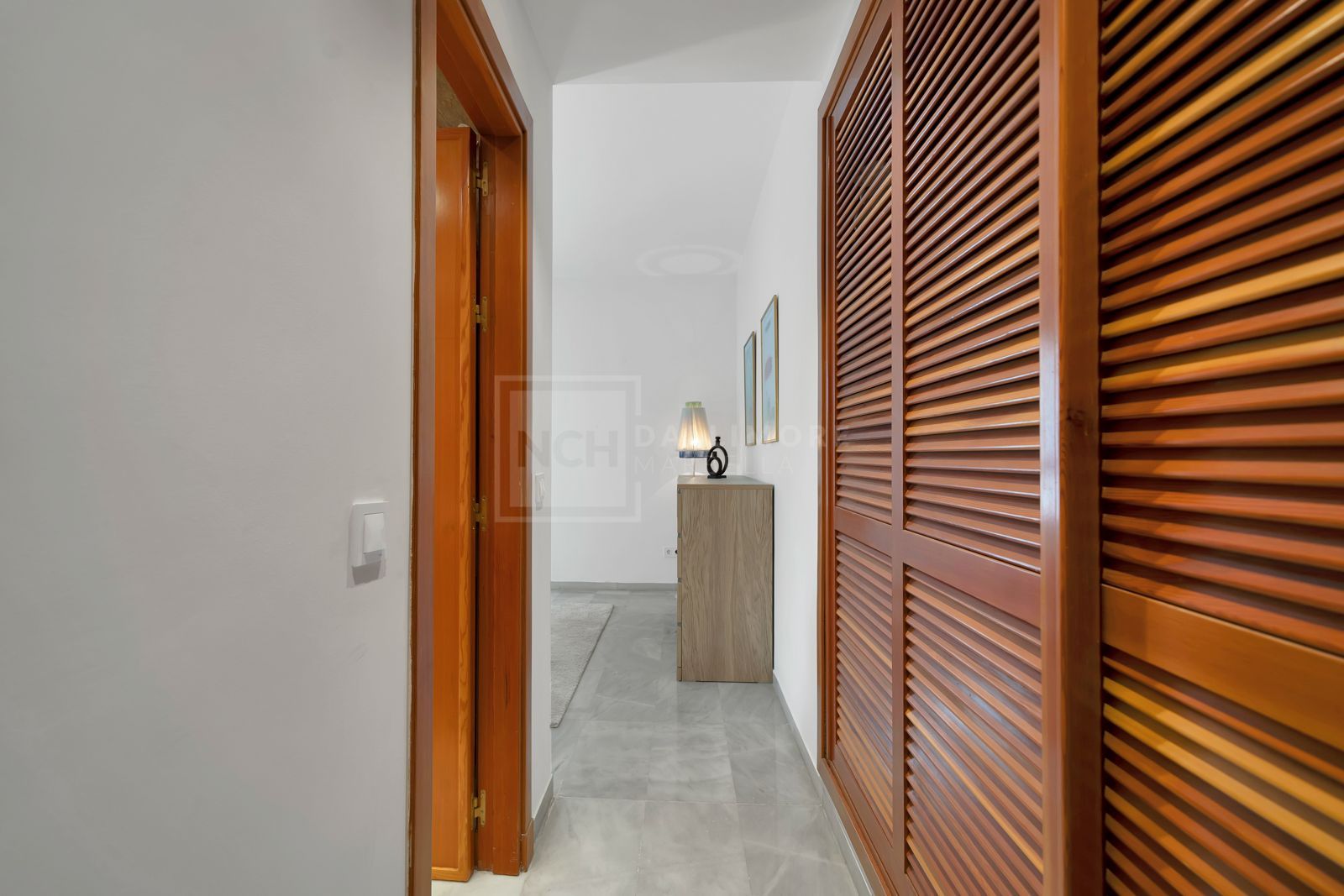 Apartamento orientado al oeste, situado en planta media de la exclusiva urbanización cerrada