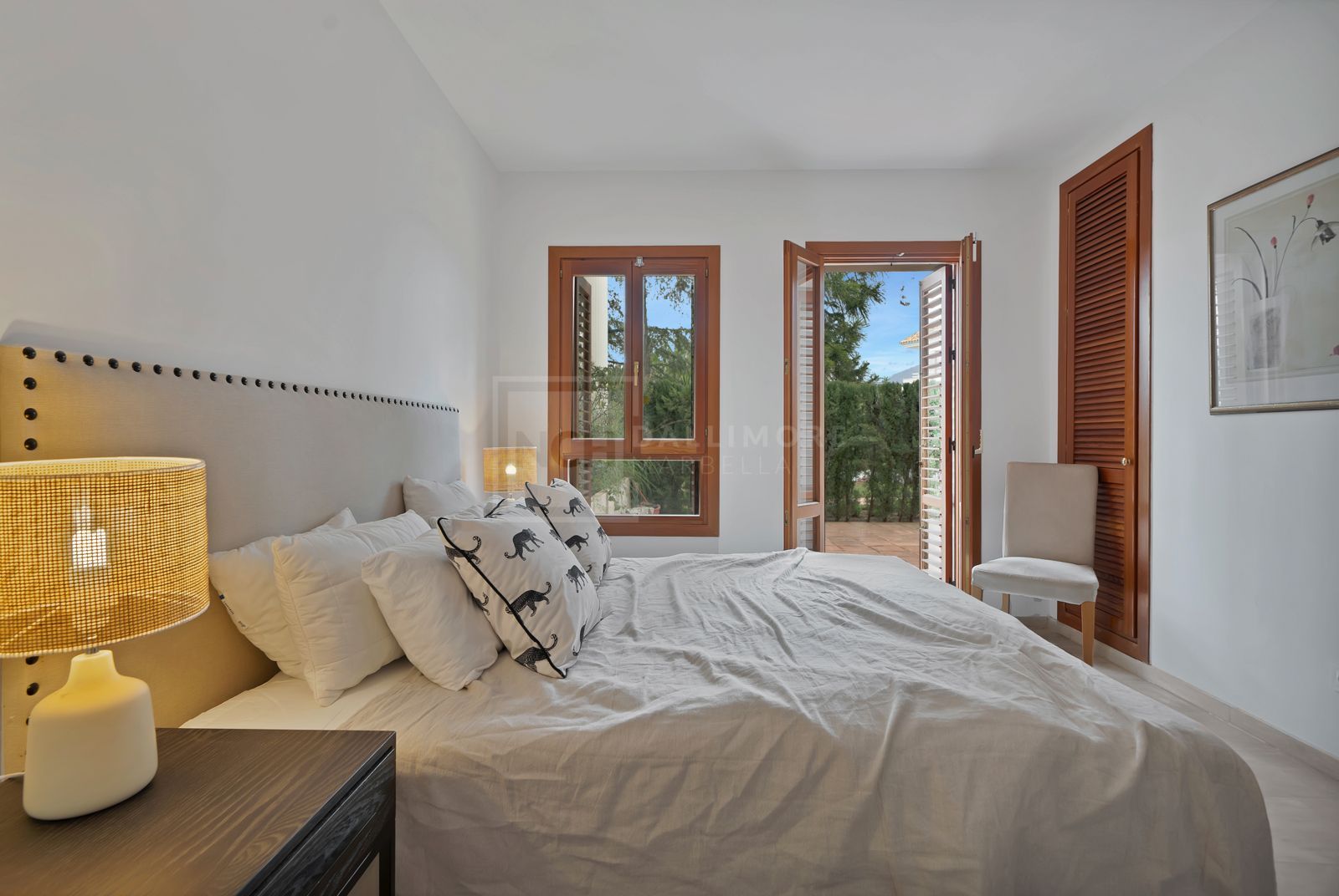 Apartamento orientado al oeste, situado en planta media de la exclusiva urbanización cerrada