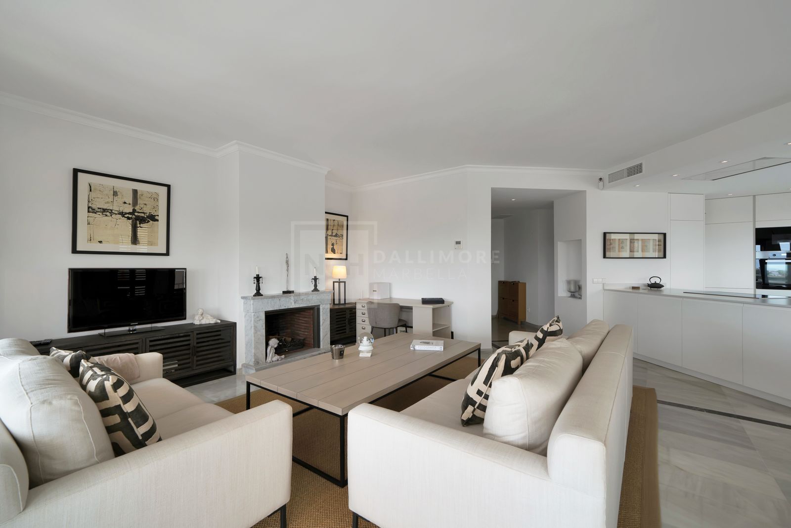 Apartamento orientado al oeste, situado en planta media de la exclusiva urbanización cerrada