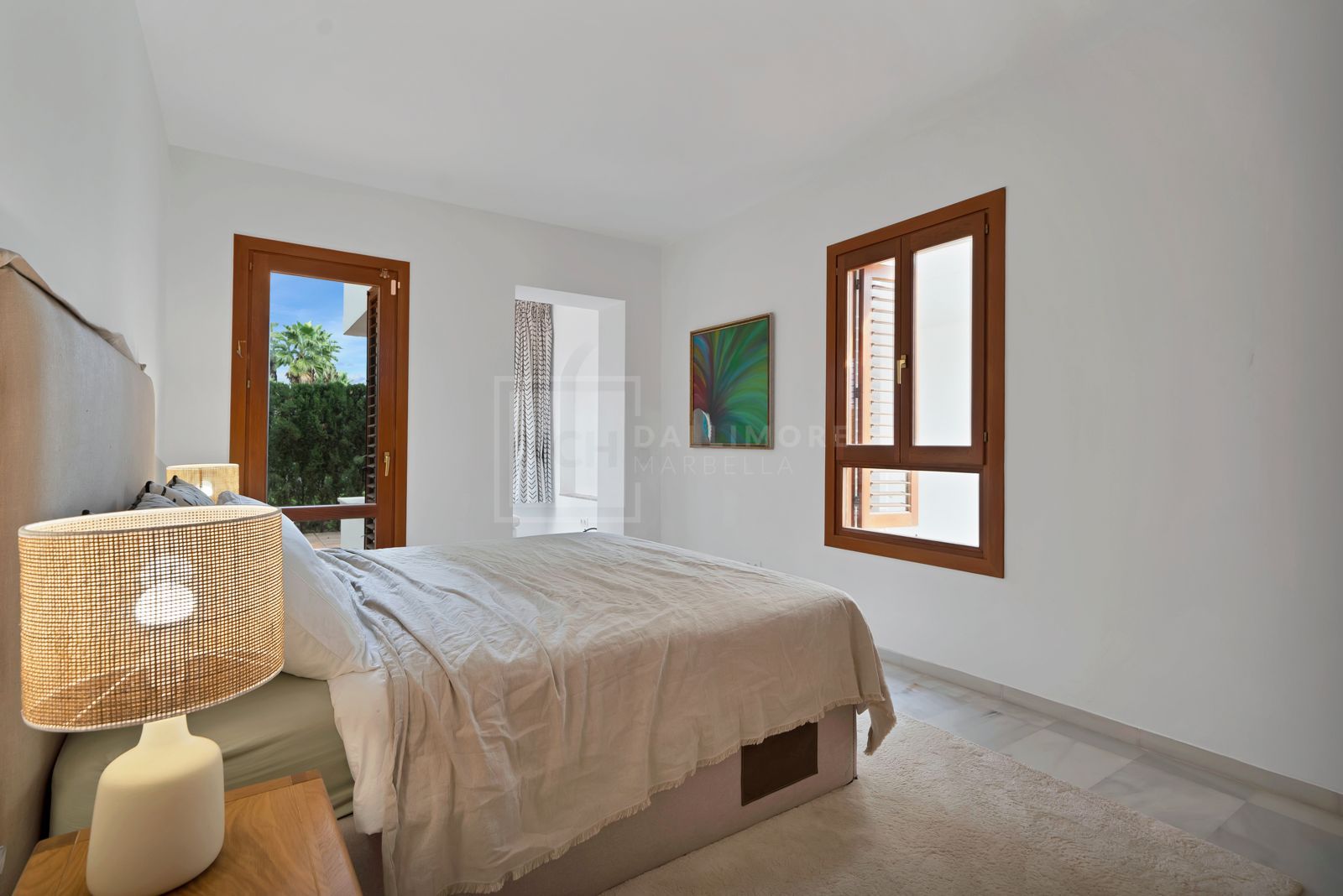 Apartamento orientado al oeste, situado en planta media de la exclusiva urbanización cerrada