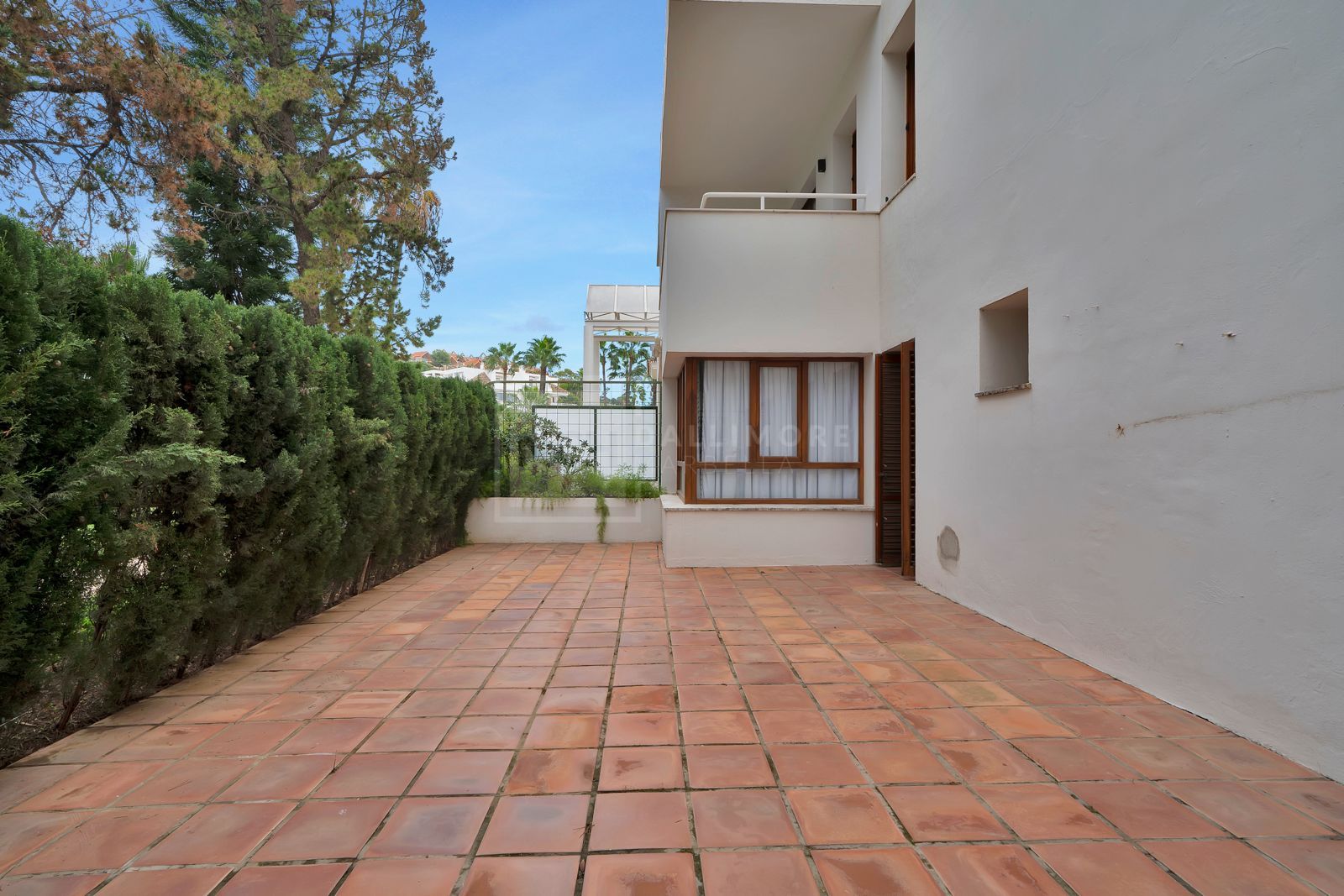 Apartamento orientado al oeste, situado en planta media de la exclusiva urbanización cerrada