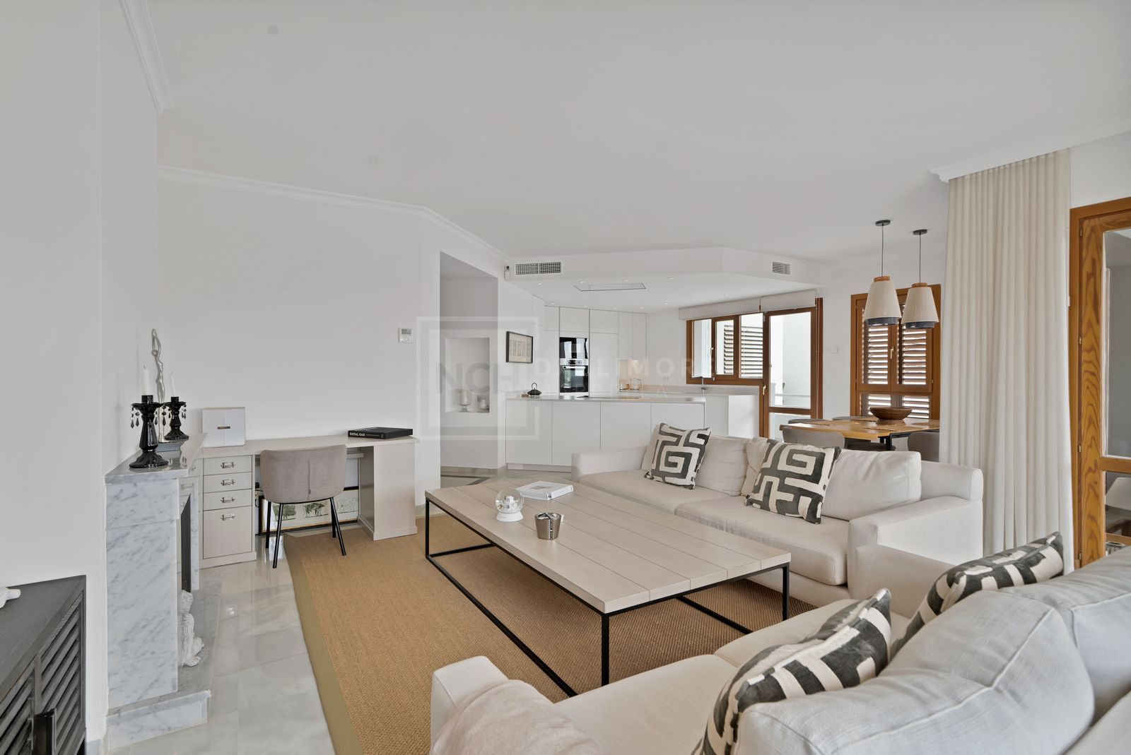 Apartamento orientado al oeste, situado en planta media de la exclusiva urbanización cerrada