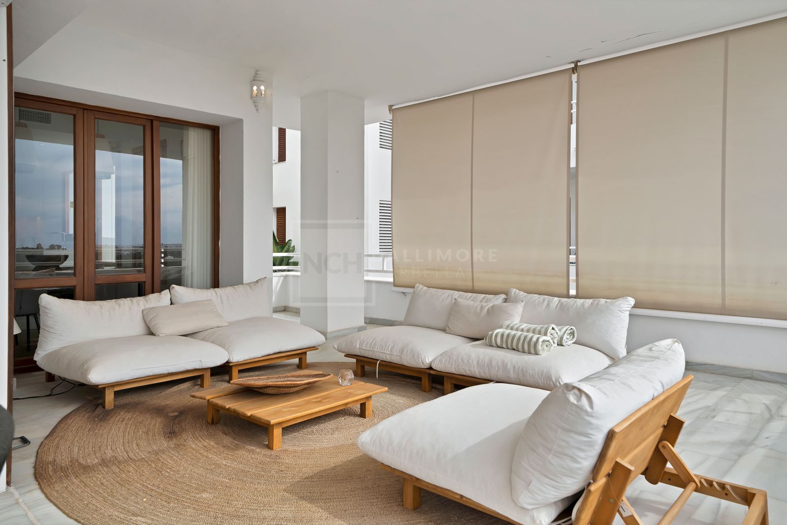 Apartamento orientado al oeste, situado en planta media de la exclusiva urbanización cerrada