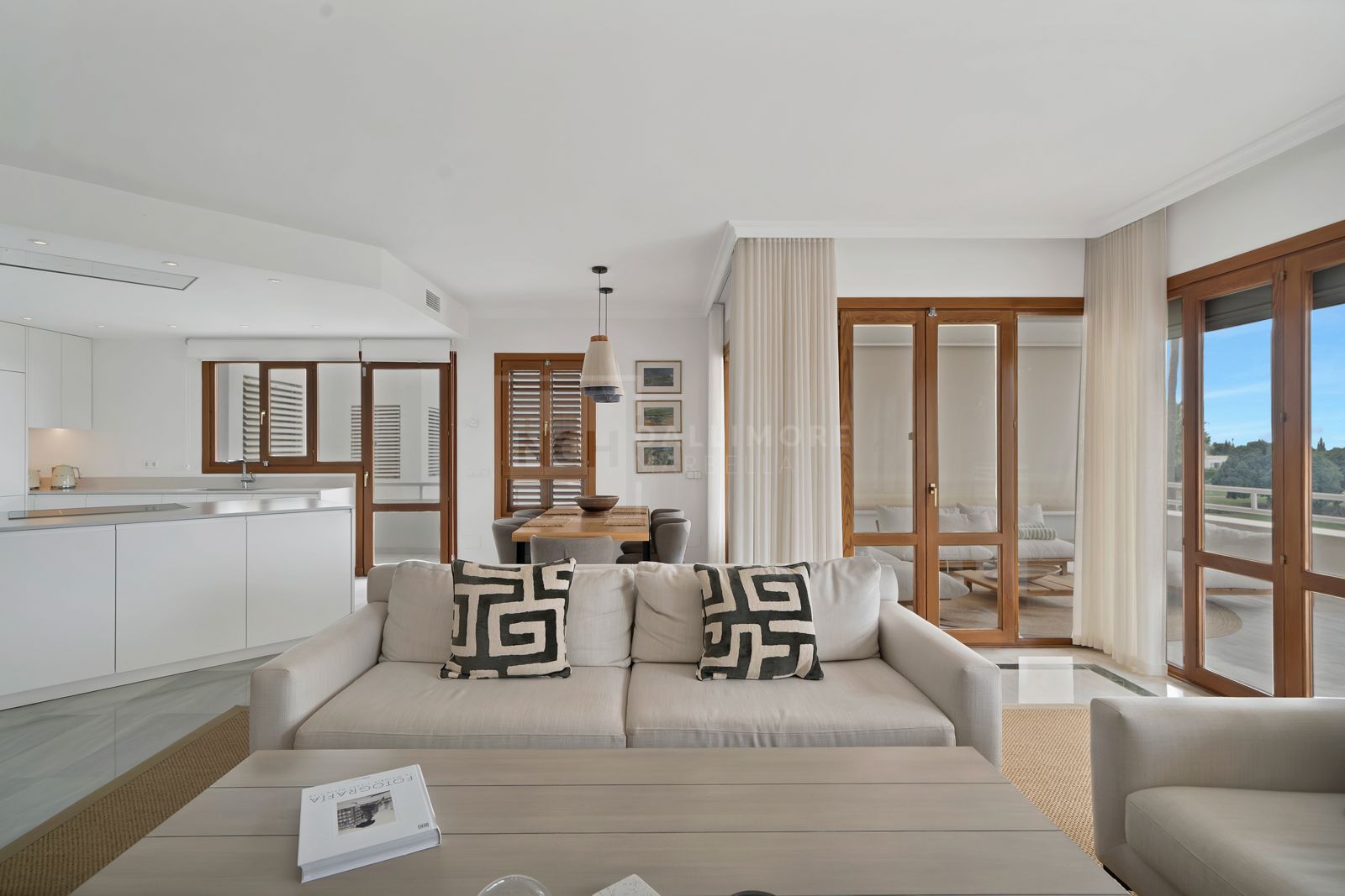 Apartamento orientado al oeste, situado en planta media de la exclusiva urbanización cerrada