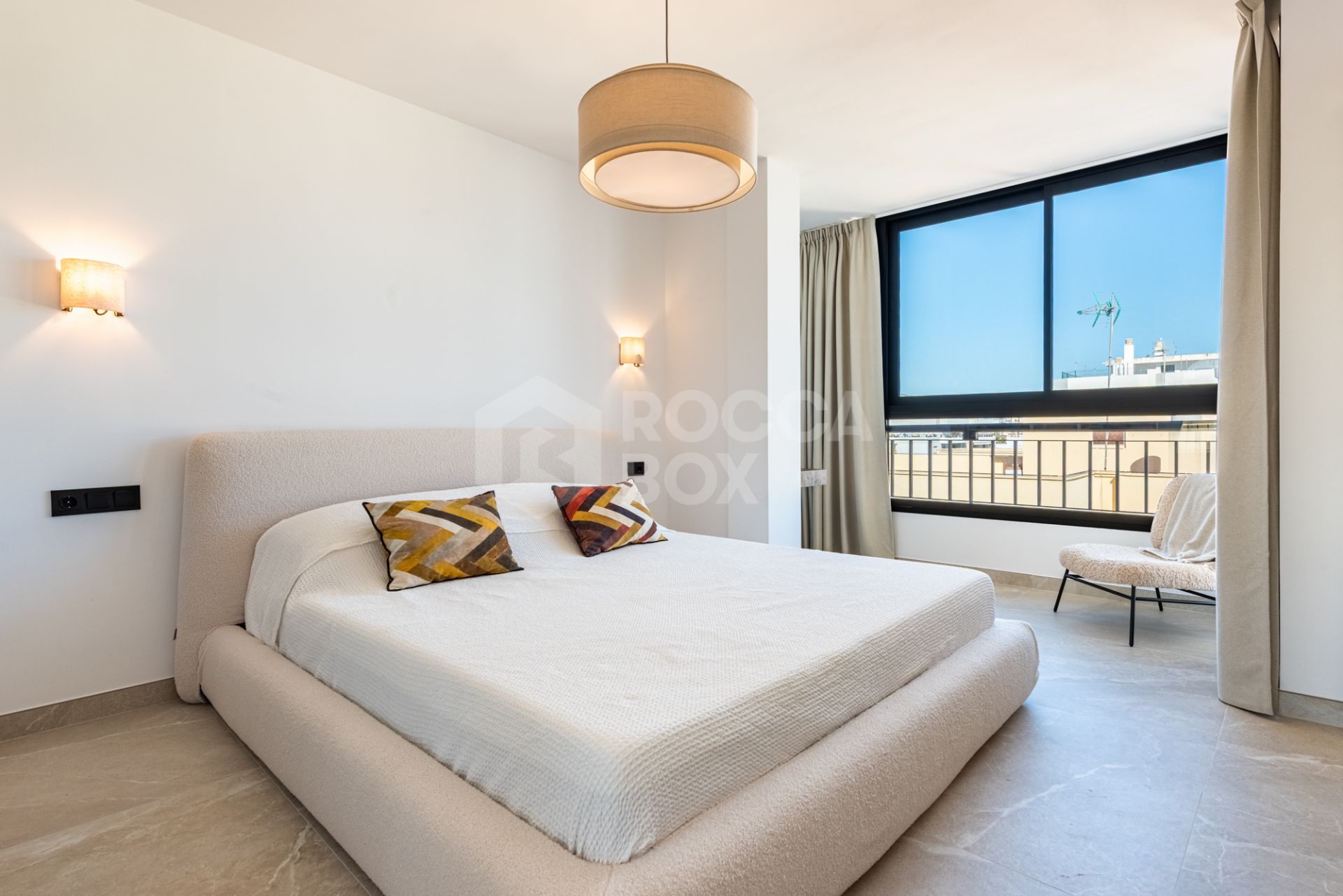 FULLY REFURBISHED 3-BEDROOM PENTHOUSE LOCATED IN MARBELLA CENTRO