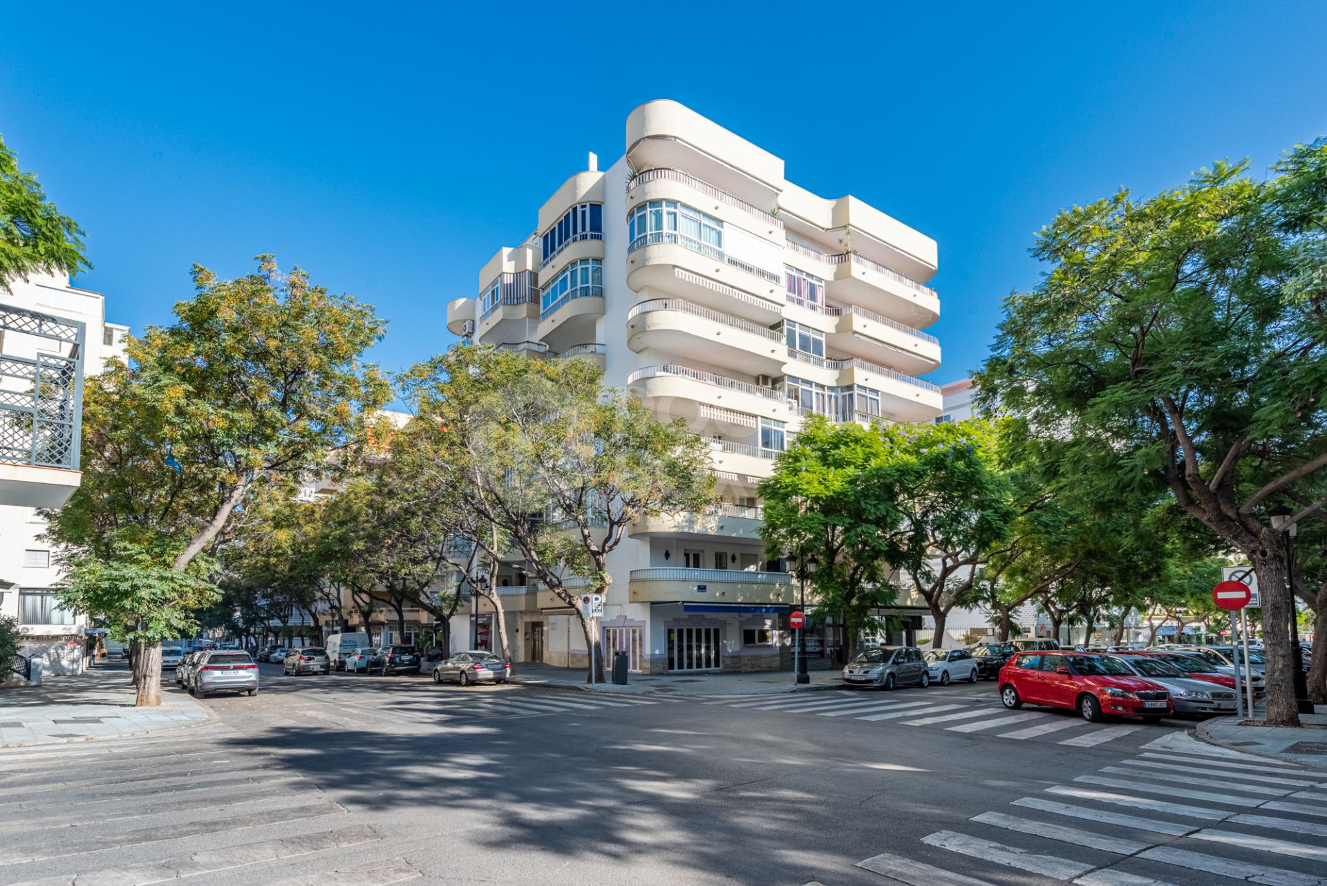 FULLY REFURBISHED 3-BEDROOM PENTHOUSE LOCATED IN MARBELLA CENTRO