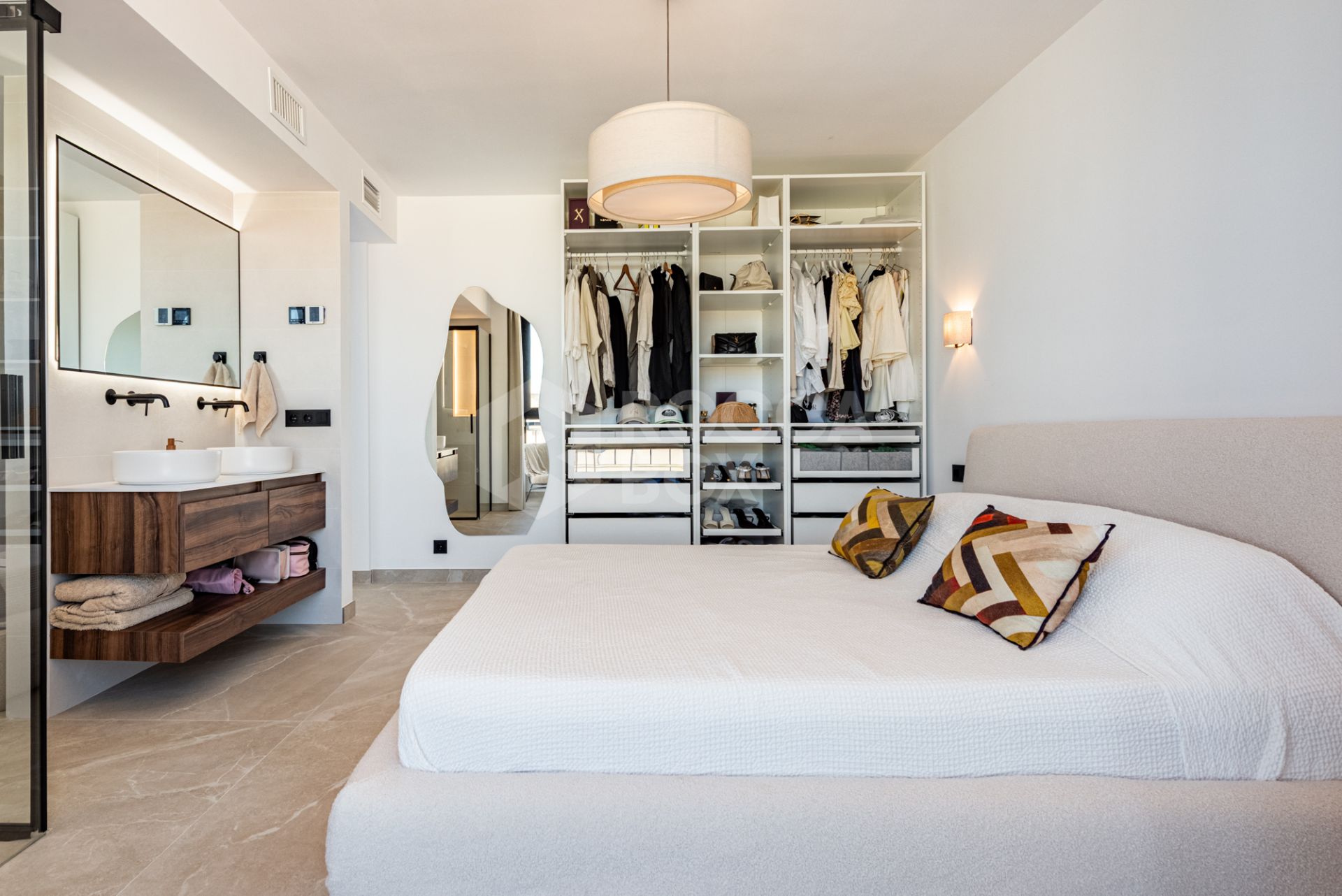 FULLY REFURBISHED 3-BEDROOM PENTHOUSE LOCATED IN MARBELLA CENTRO