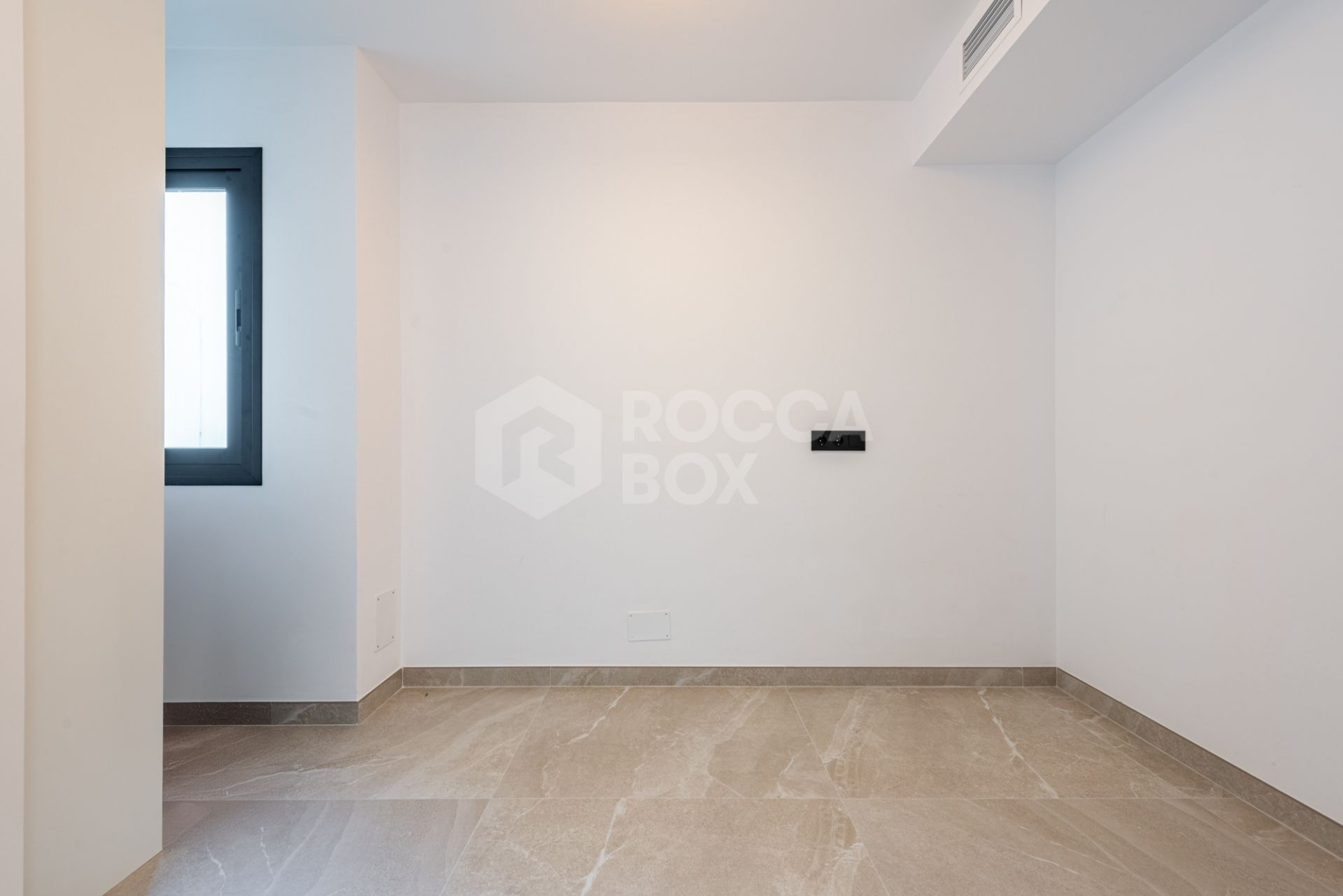 FULLY REFURBISHED 3-BEDROOM PENTHOUSE LOCATED IN MARBELLA CENTRO