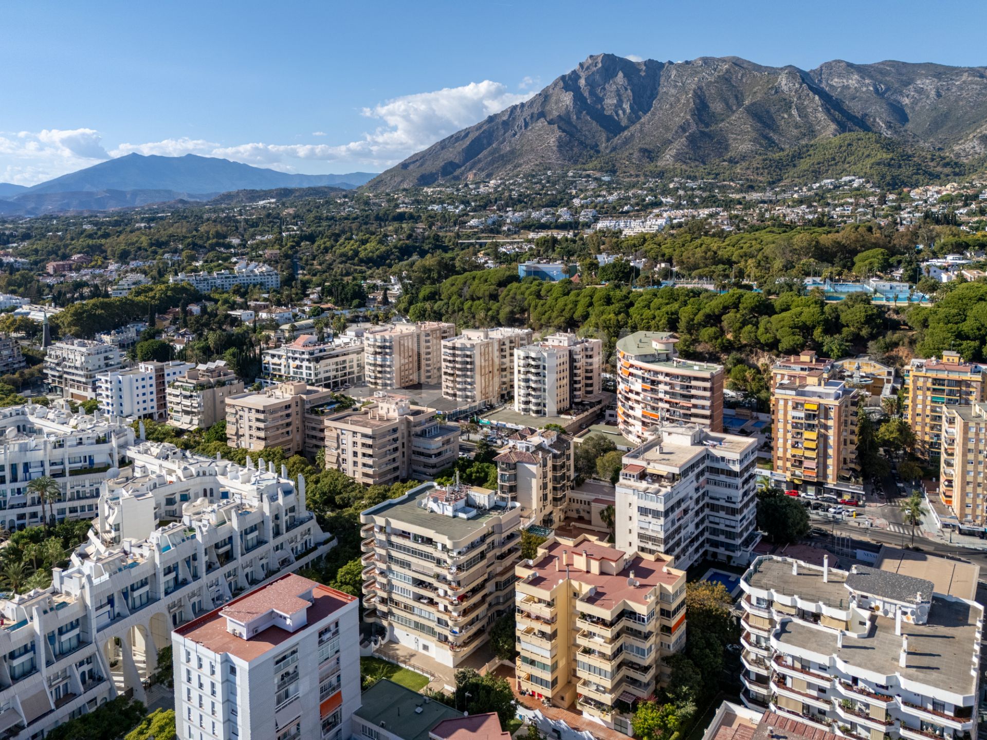 FULLY REFURBISHED 3-BEDROOM PENTHOUSE LOCATED IN MARBELLA CENTRO