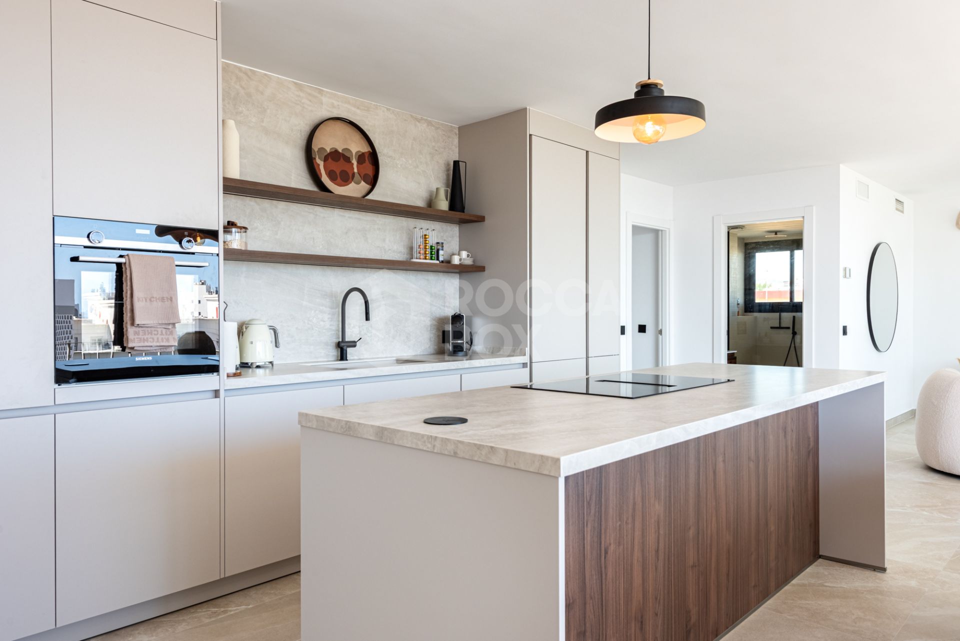 FULLY REFURBISHED 3-BEDROOM PENTHOUSE LOCATED IN MARBELLA CENTRO