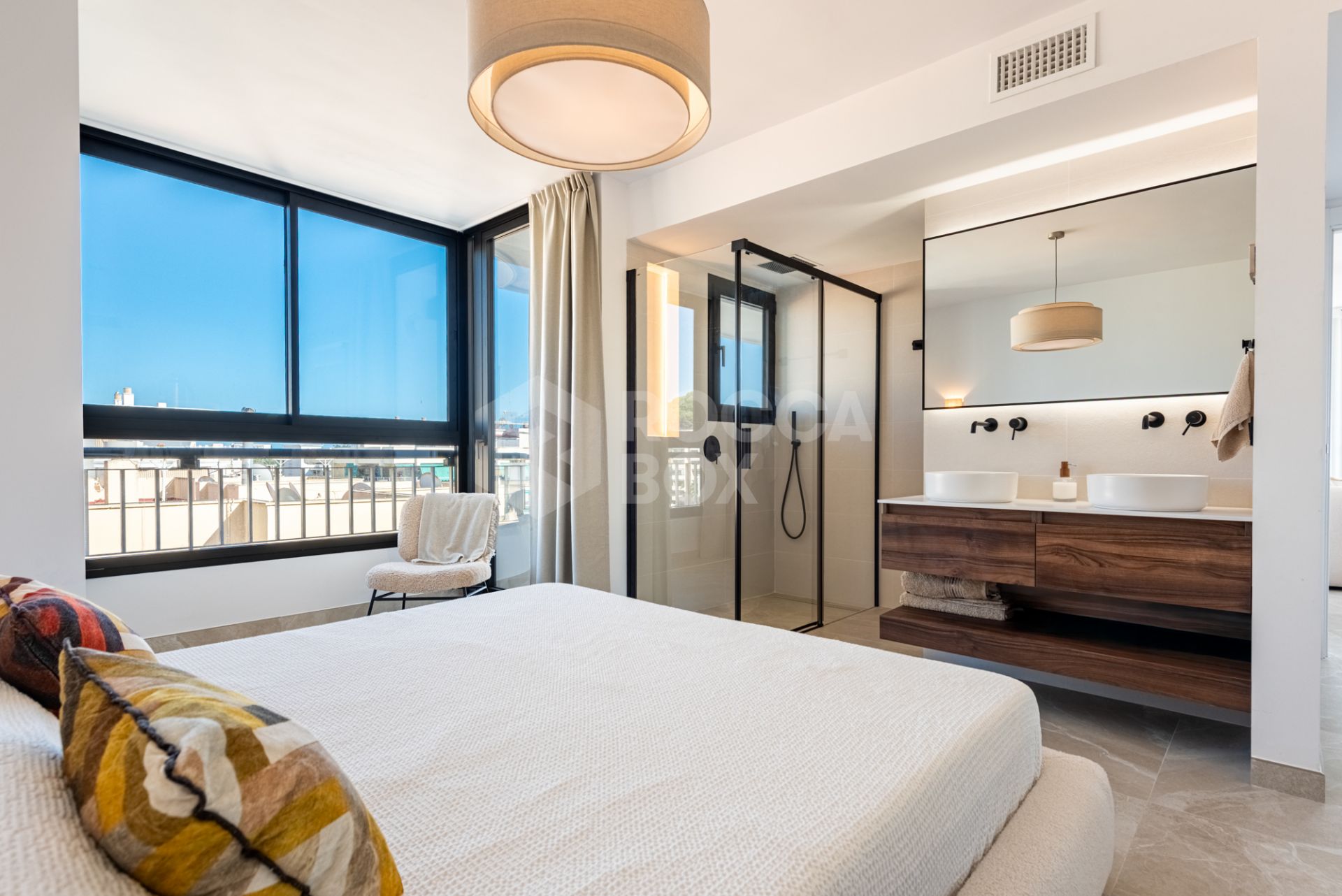 FULLY REFURBISHED 3-BEDROOM PENTHOUSE LOCATED IN MARBELLA CENTRO