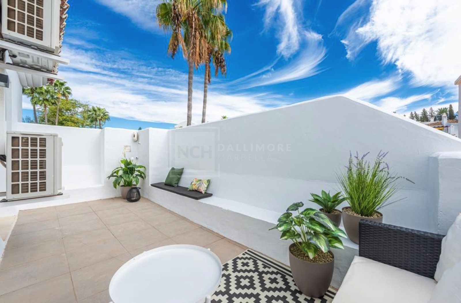 Spacious, light-filled two-bedroom penthouse in the exclusive Ivy Residence