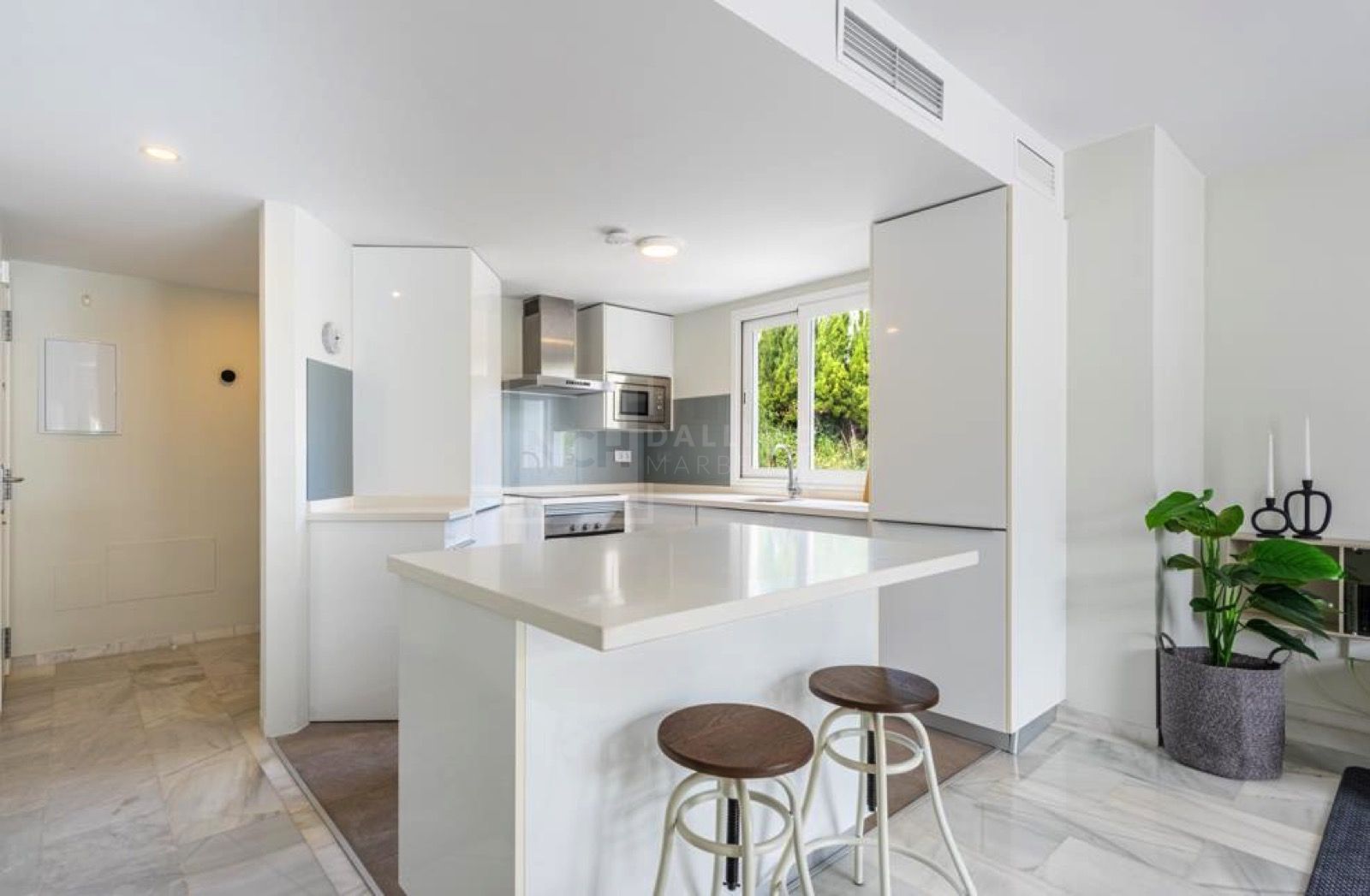 Spacious, light-filled two-bedroom penthouse in the exclusive Ivy Residence