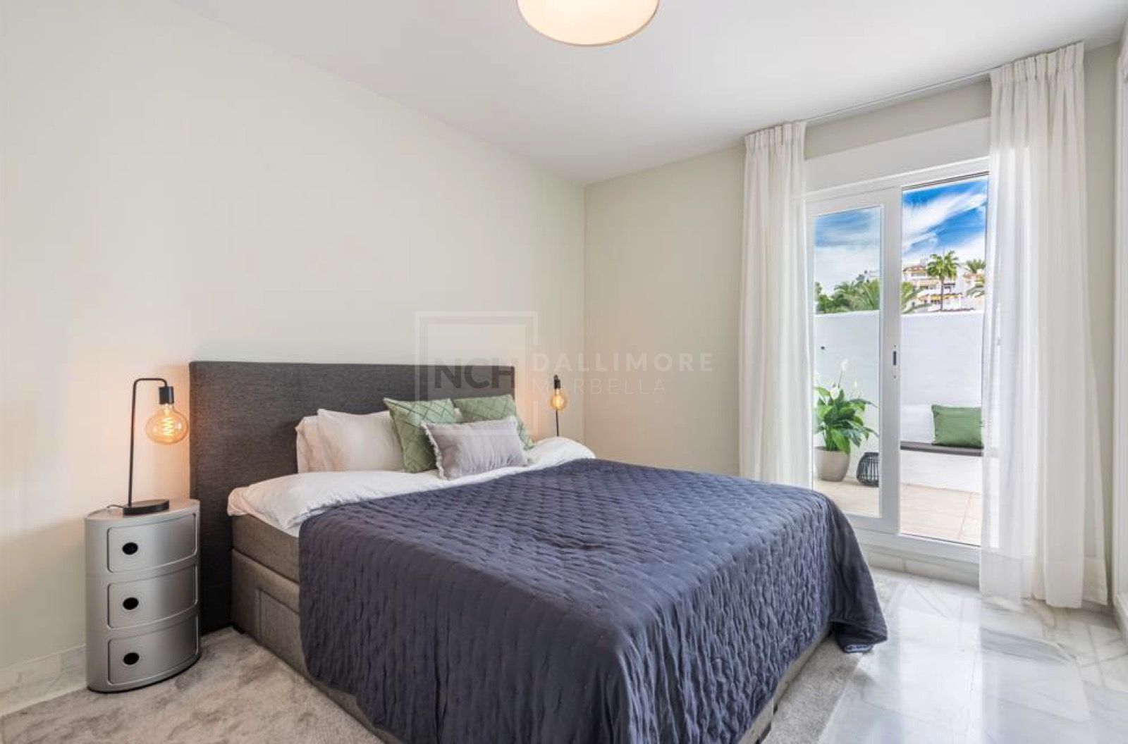 Spacious, light-filled two-bedroom penthouse in the exclusive Ivy Residence