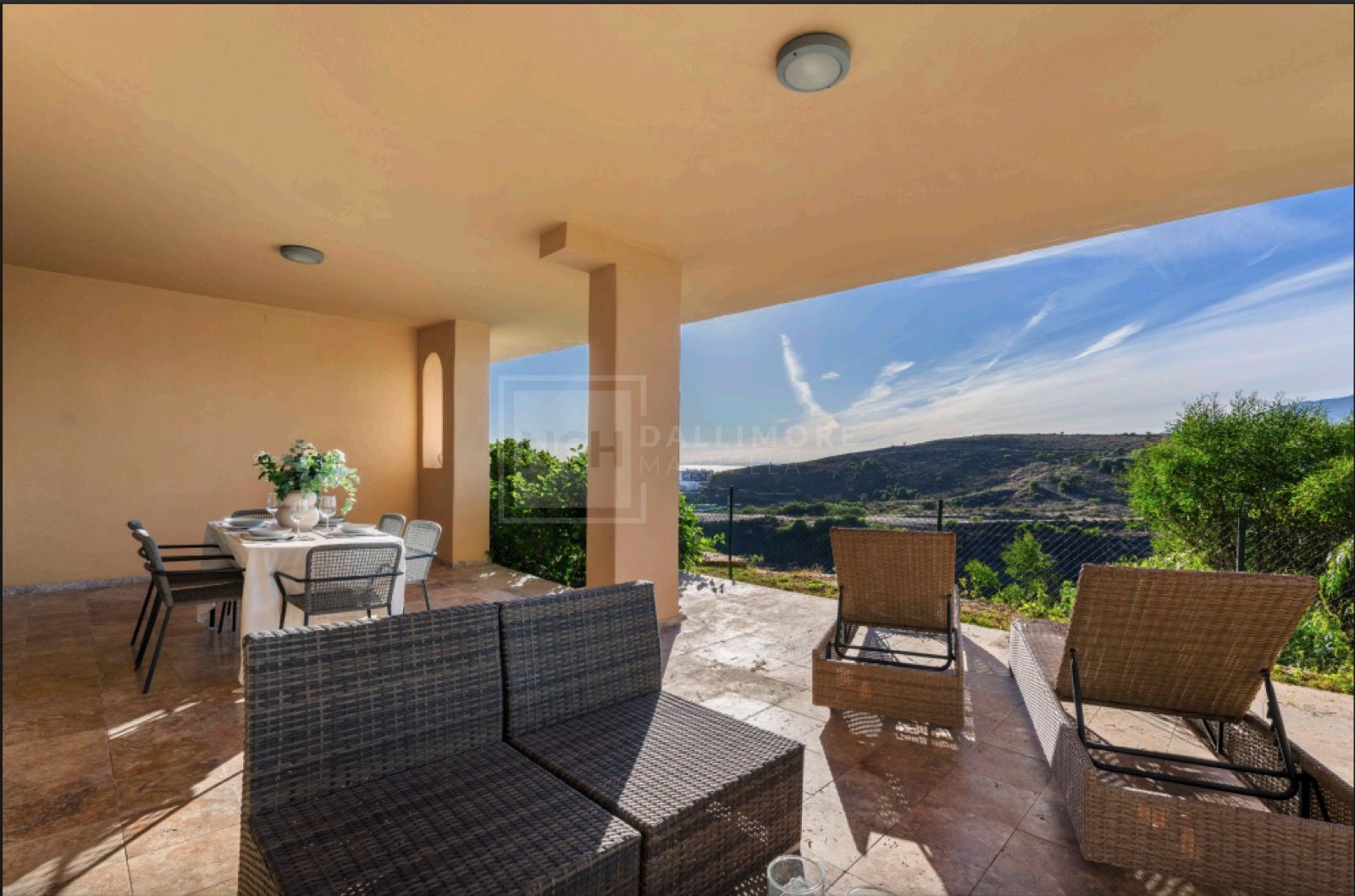 Acogedor Apartamento de 2 Dormitorios en Planta Baja con Vistas al Mar y a la Montaña