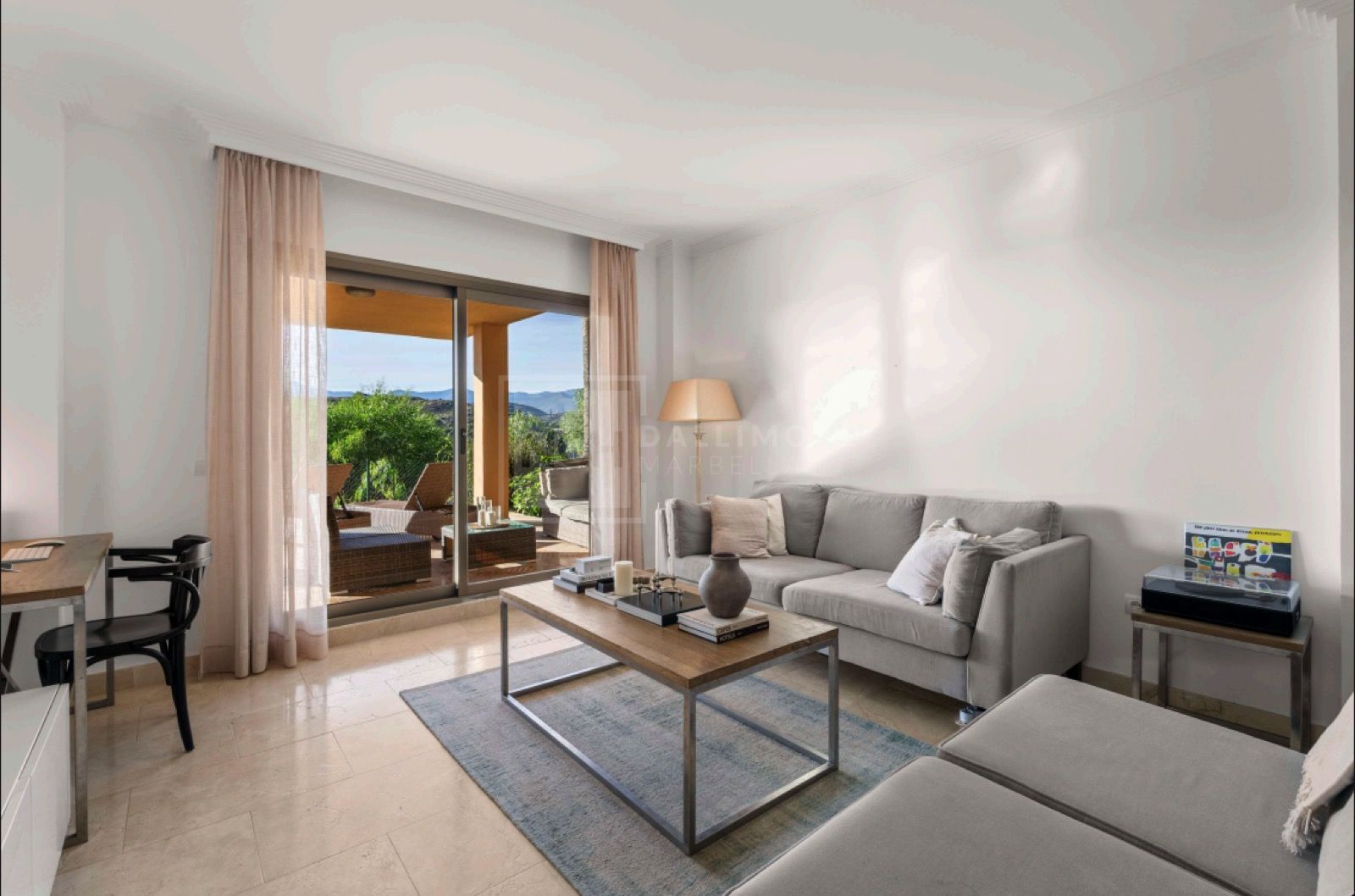 Acogedor Apartamento de 2 Dormitorios en Planta Baja con Vistas al Mar y a la Montaña