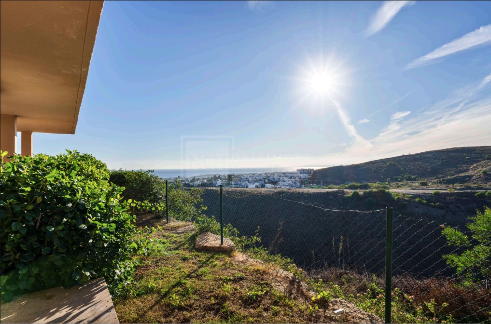 Acogedor Apartamento de 2 Dormitorios en Planta Baja con Vistas al Mar y a la Montaña