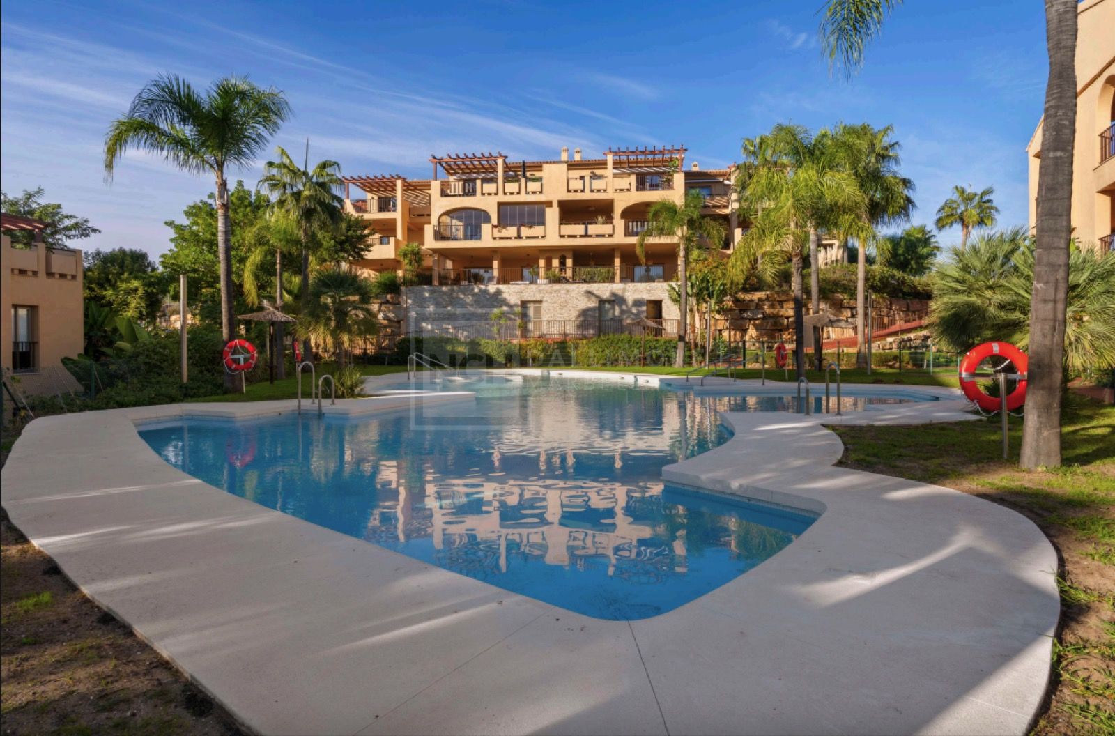 Acogedor Apartamento de 2 Dormitorios en Planta Baja con Vistas al Mar y a la Montaña