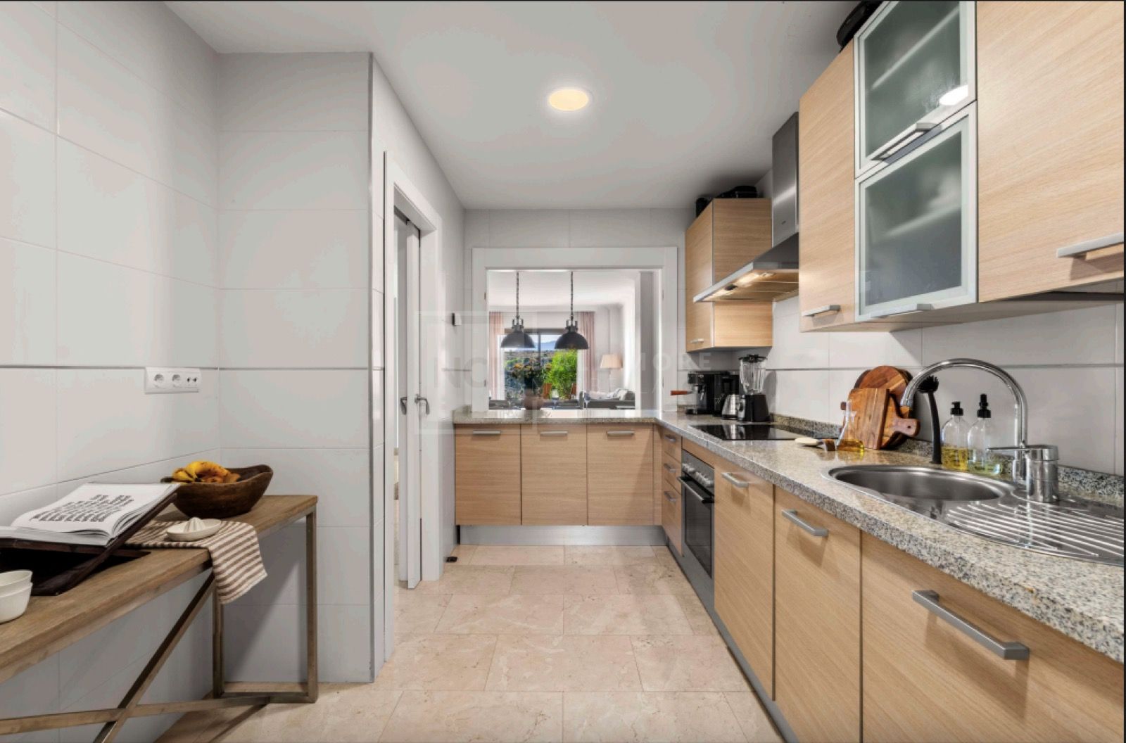 Acogedor Apartamento de 2 Dormitorios en Planta Baja con Vistas al Mar y a la Montaña