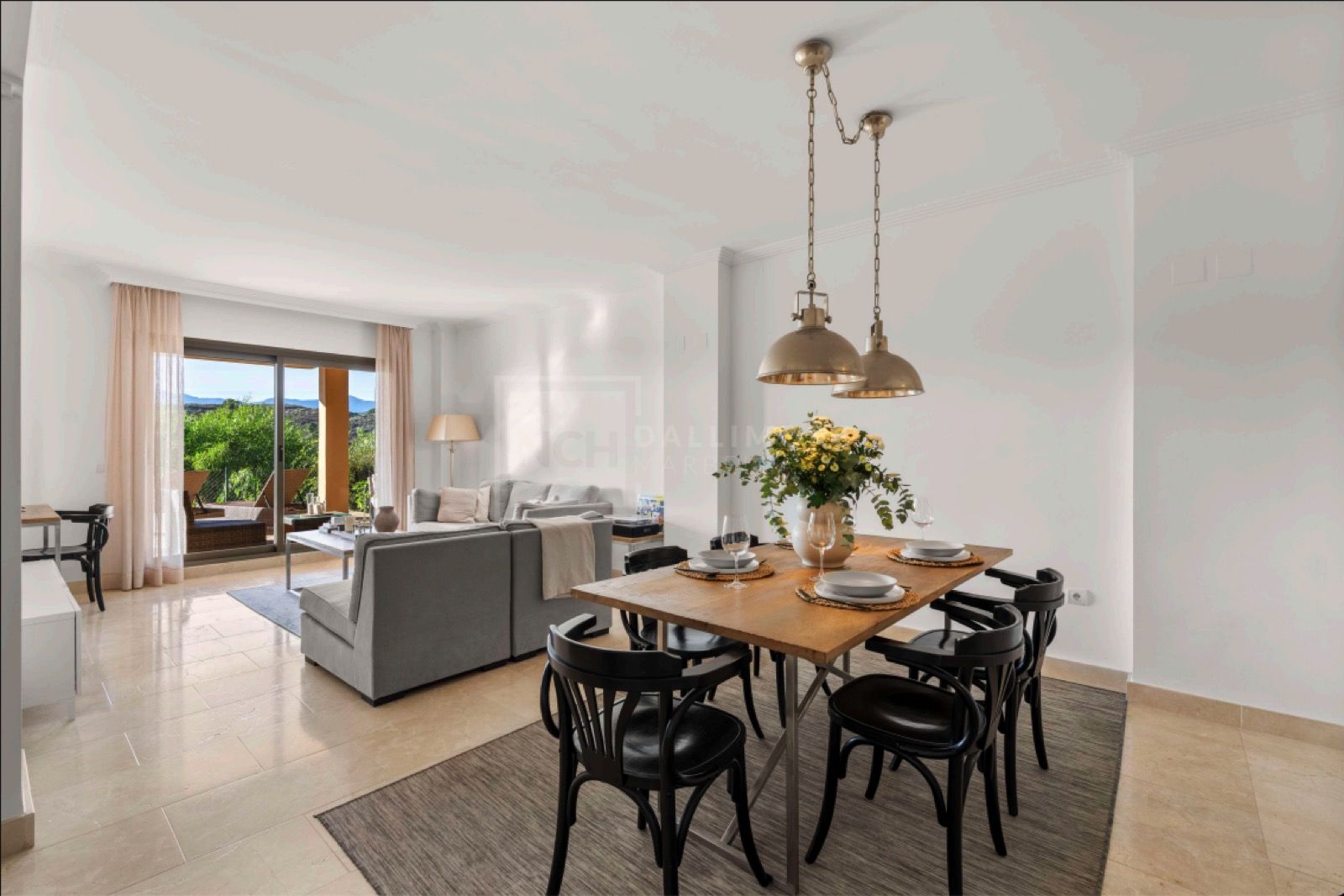 Acogedor Apartamento de 2 Dormitorios en Planta Baja con Vistas al Mar y a la Montaña
