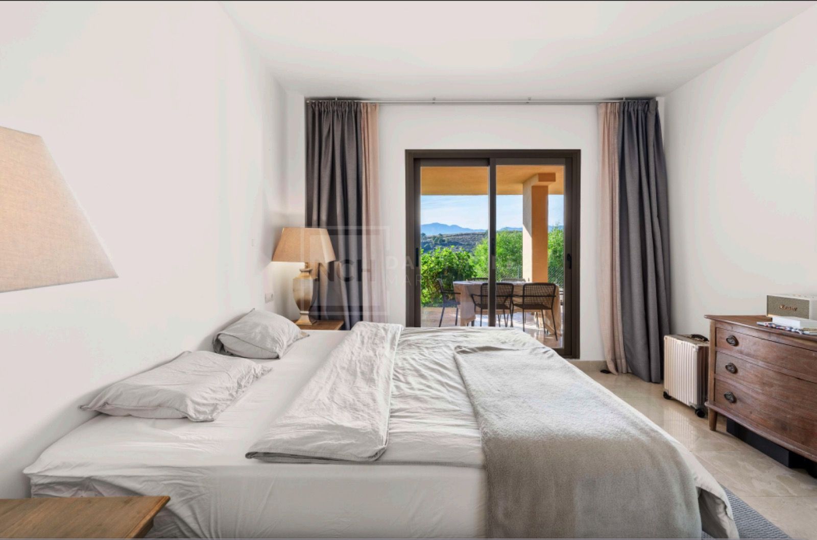 Acogedor Apartamento de 2 Dormitorios en Planta Baja con Vistas al Mar y a la Montaña