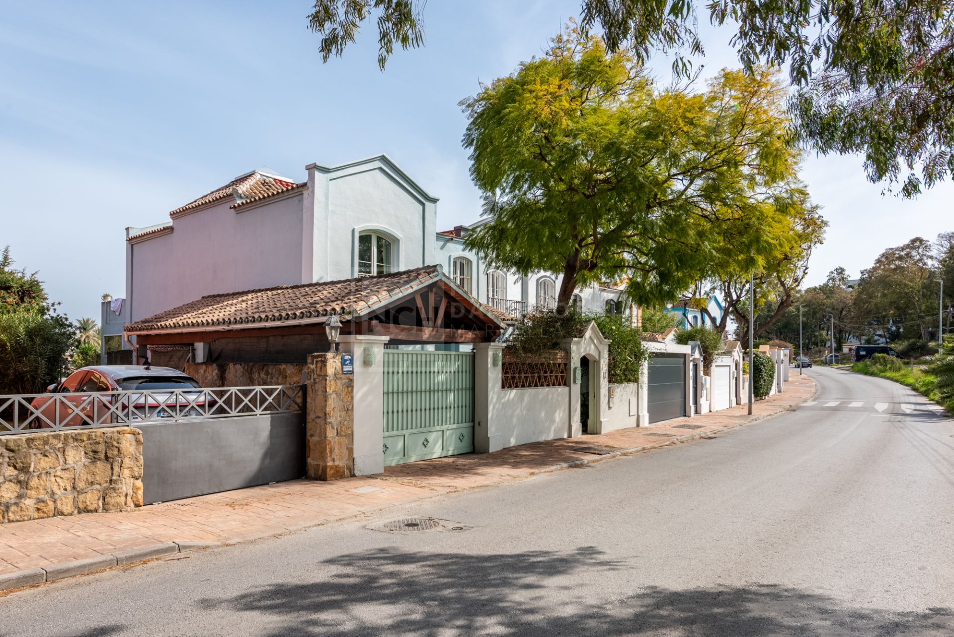 Encantadora villa adosada de 3 dormitorios con gran jardín en Guadalmina Alta