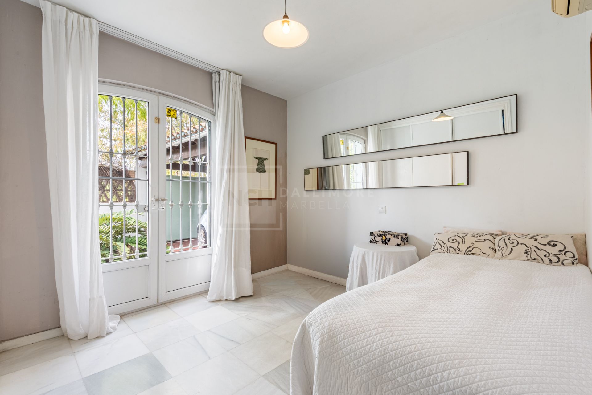 Encantadora villa adosada de 3 dormitorios con gran jardín en Guadalmina Alta