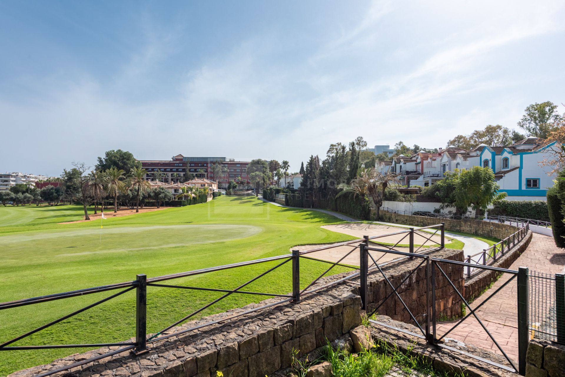 Encantadora villa adosada de 3 dormitorios con gran jardín en Guadalmina Alta
