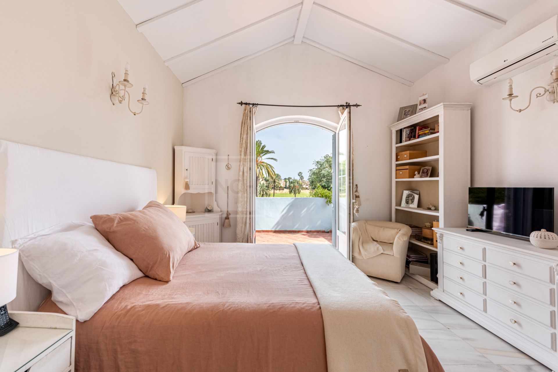 Encantadora villa adosada de 3 dormitorios con gran jardín en Guadalmina Alta