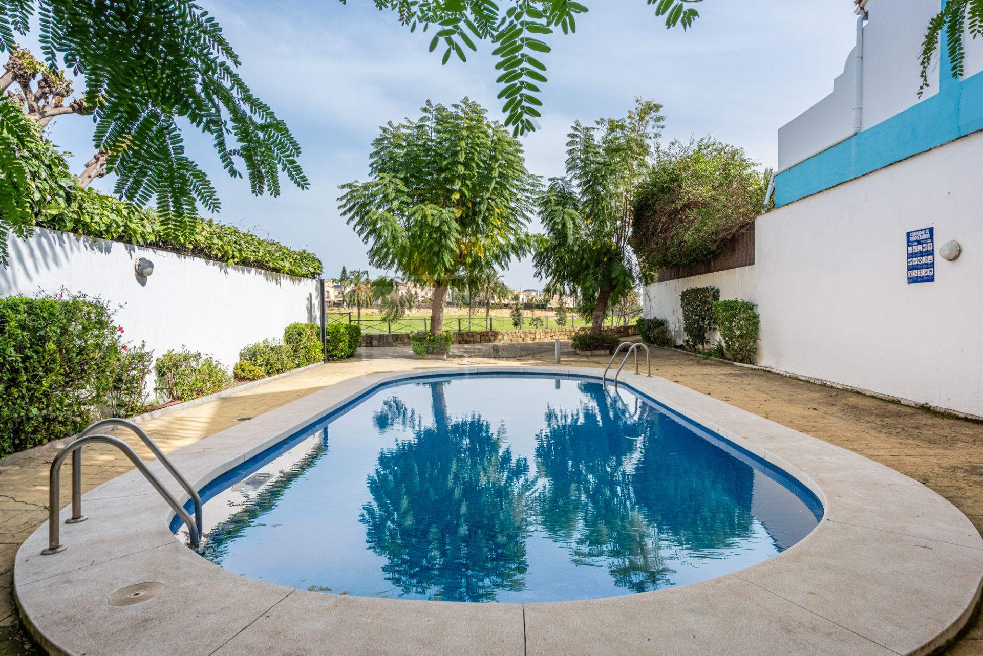 Encantadora villa adosada de 3 dormitorios con gran jardín en Guadalmina Alta