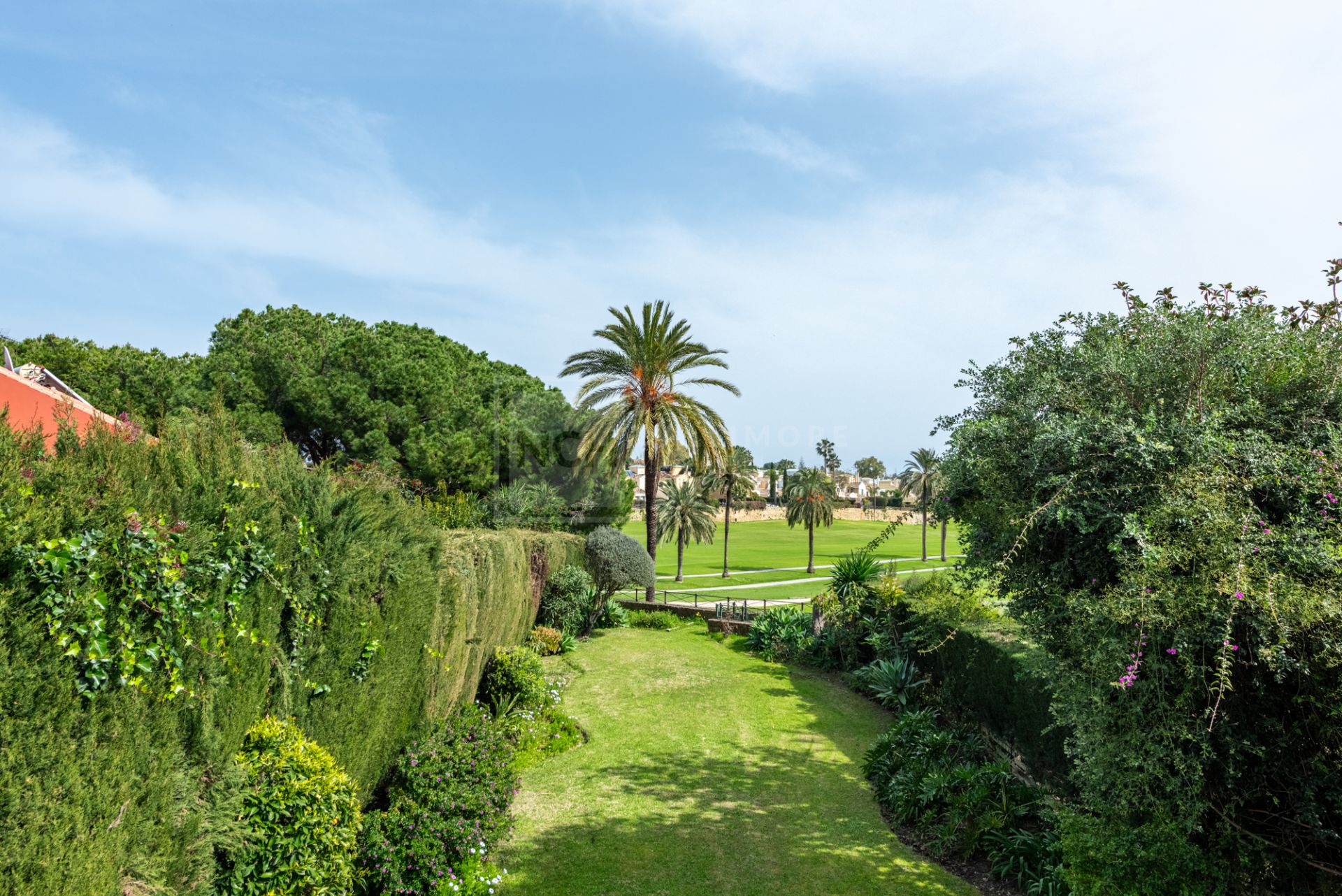 Encantadora villa adosada de 3 dormitorios con gran jardín en Guadalmina Alta