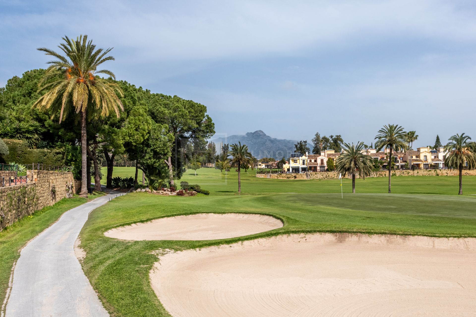 Encantadora villa adosada de 3 dormitorios con gran jardín en Guadalmina Alta