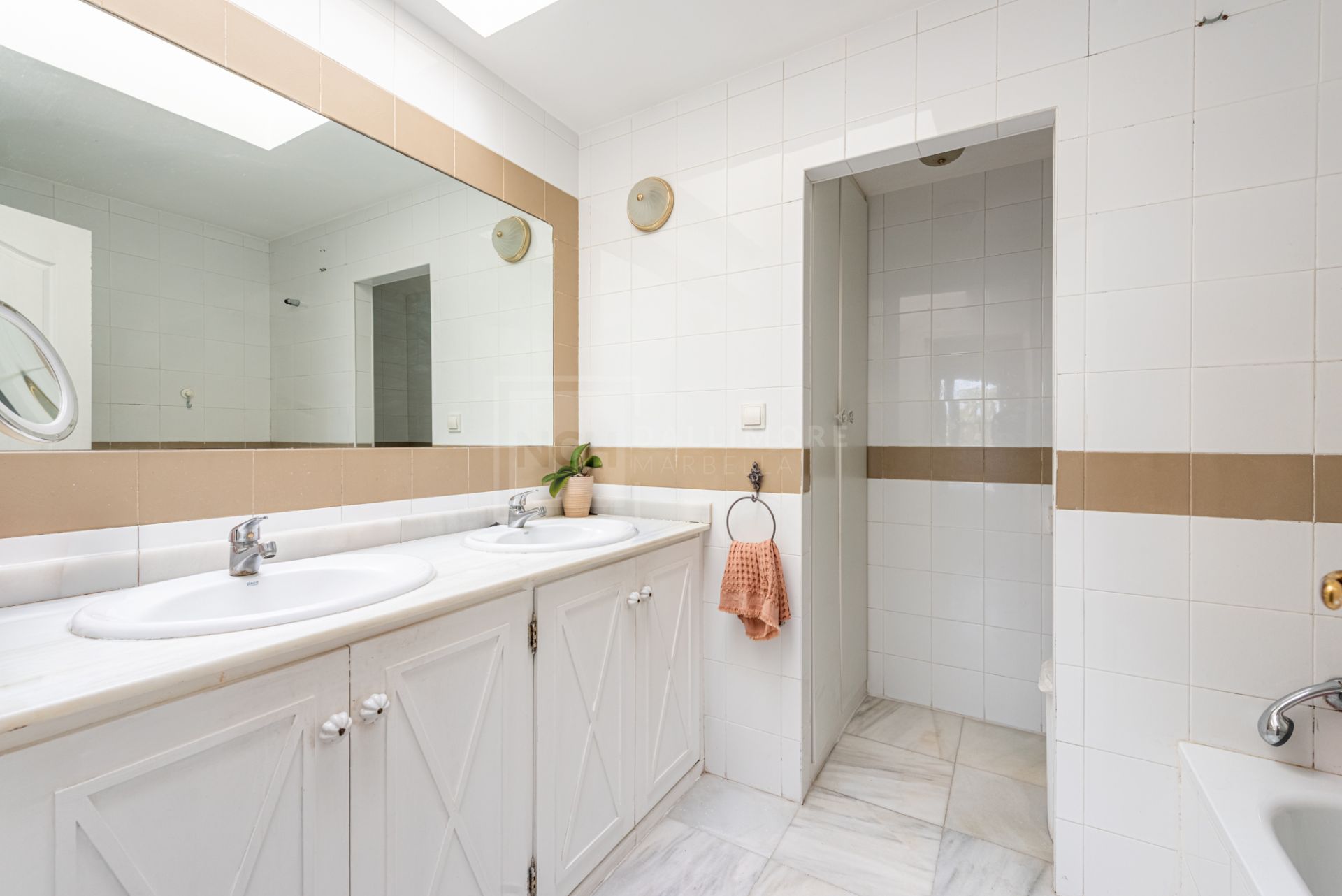 Encantadora villa adosada de 3 dormitorios con gran jardín en Guadalmina Alta