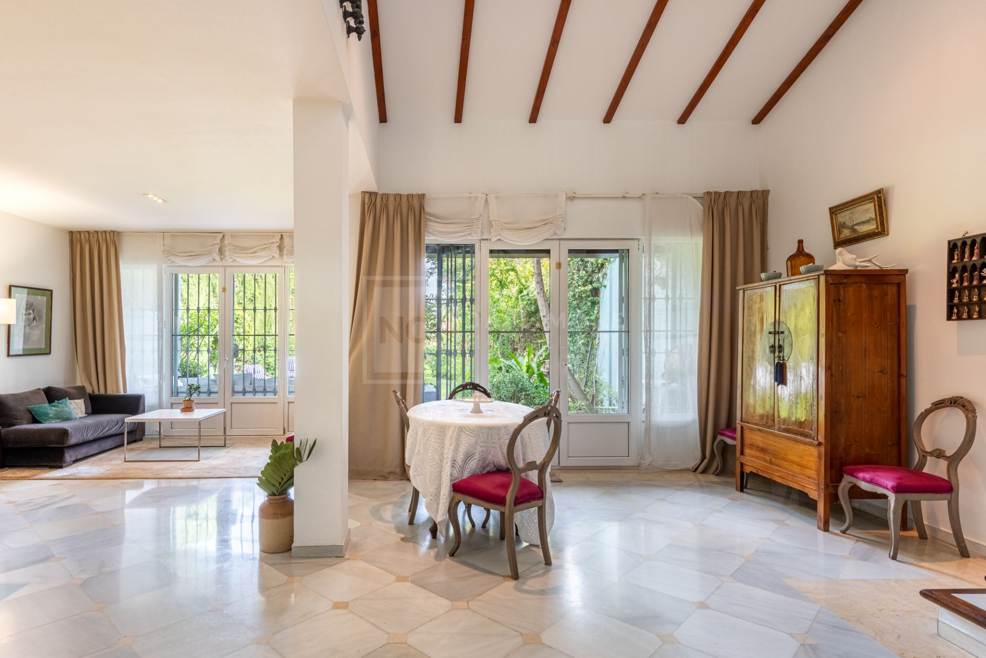 Encantadora villa adosada de 3 dormitorios con gran jardín en Guadalmina Alta