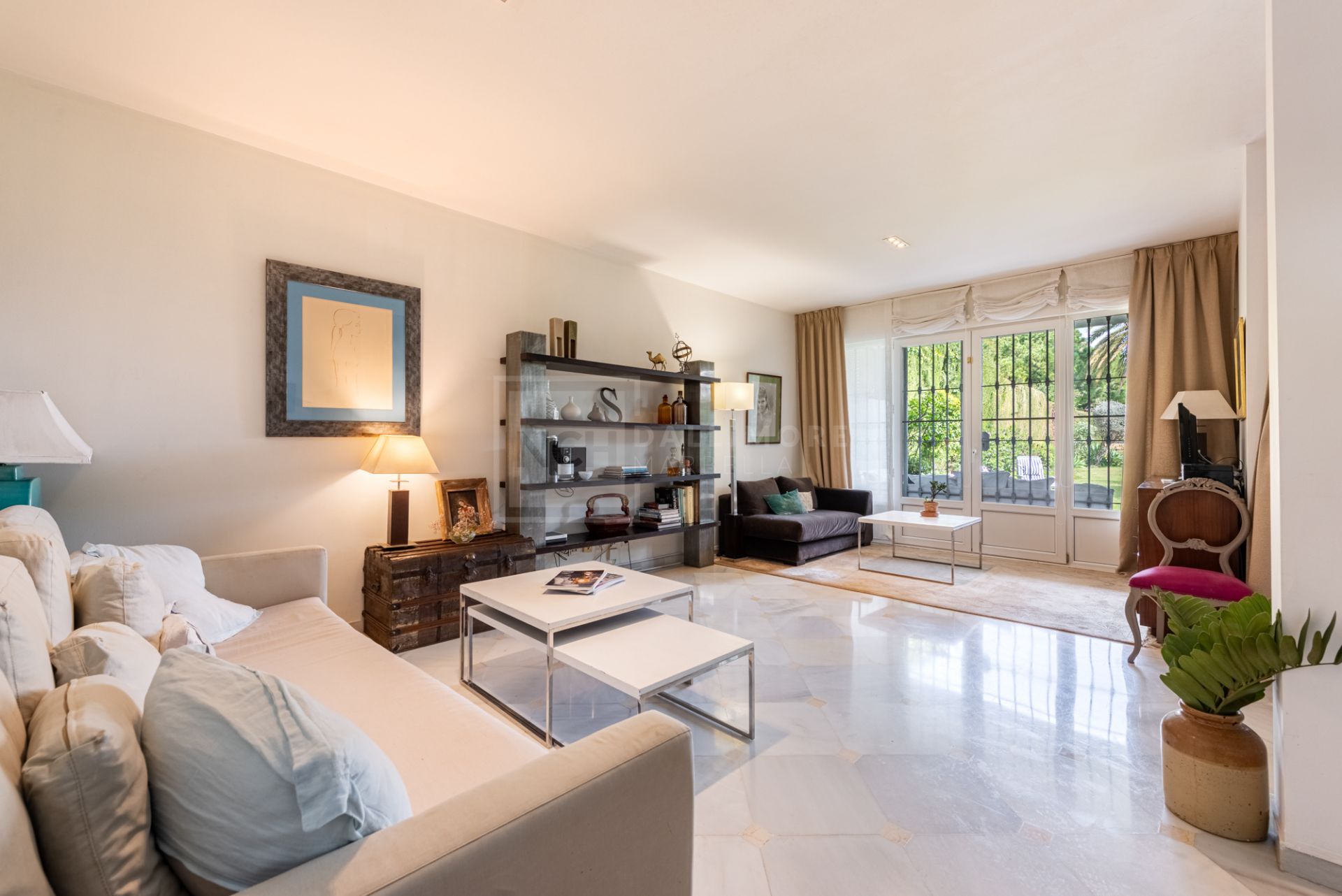 Encantadora villa adosada de 3 dormitorios con gran jardín en Guadalmina Alta