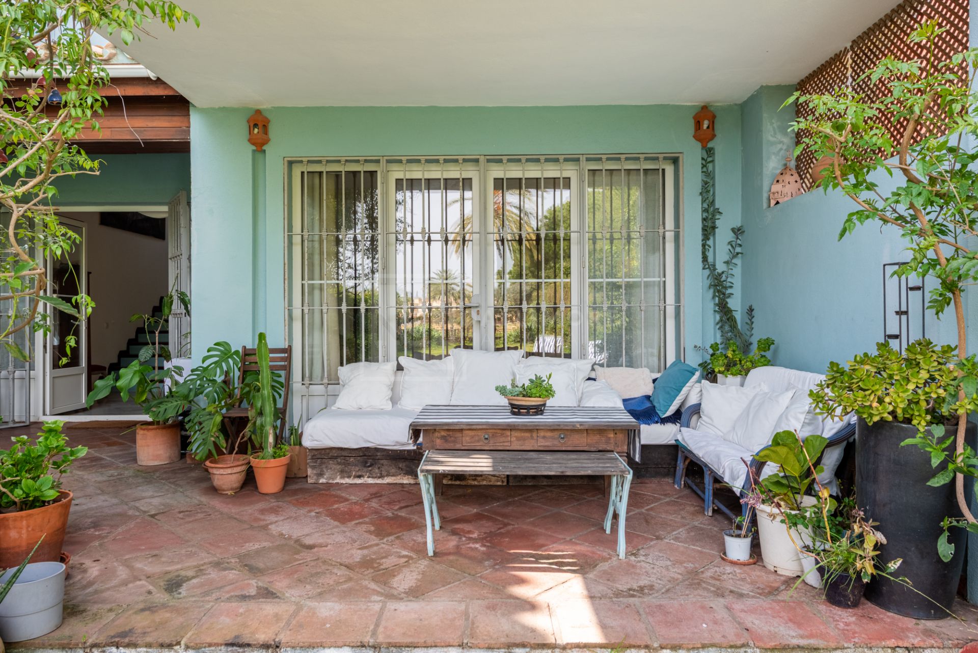 Encantadora villa adosada de 3 dormitorios con gran jardín en Guadalmina Alta