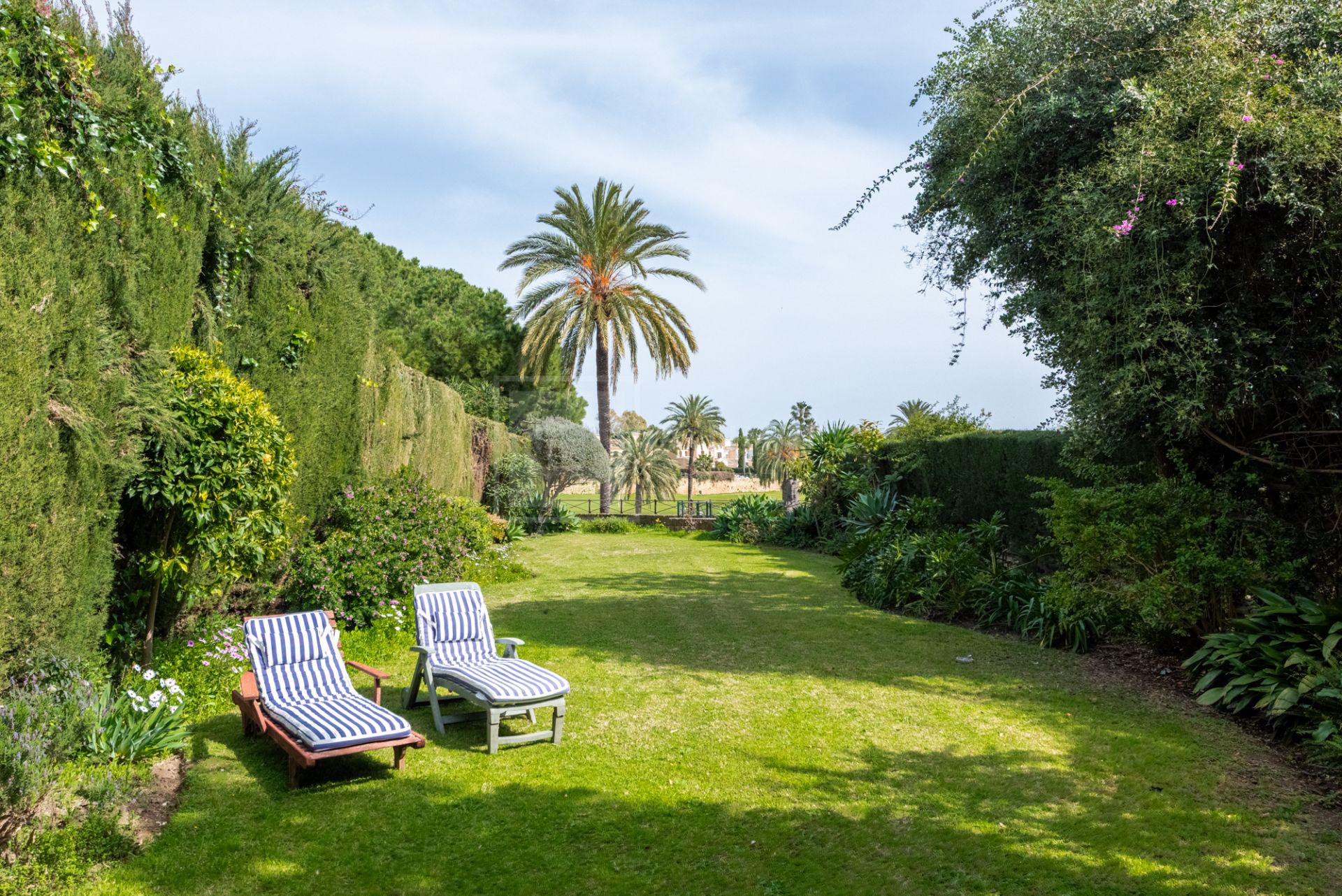 Encantadora villa adosada de 3 dormitorios con gran jardín en Guadalmina Alta