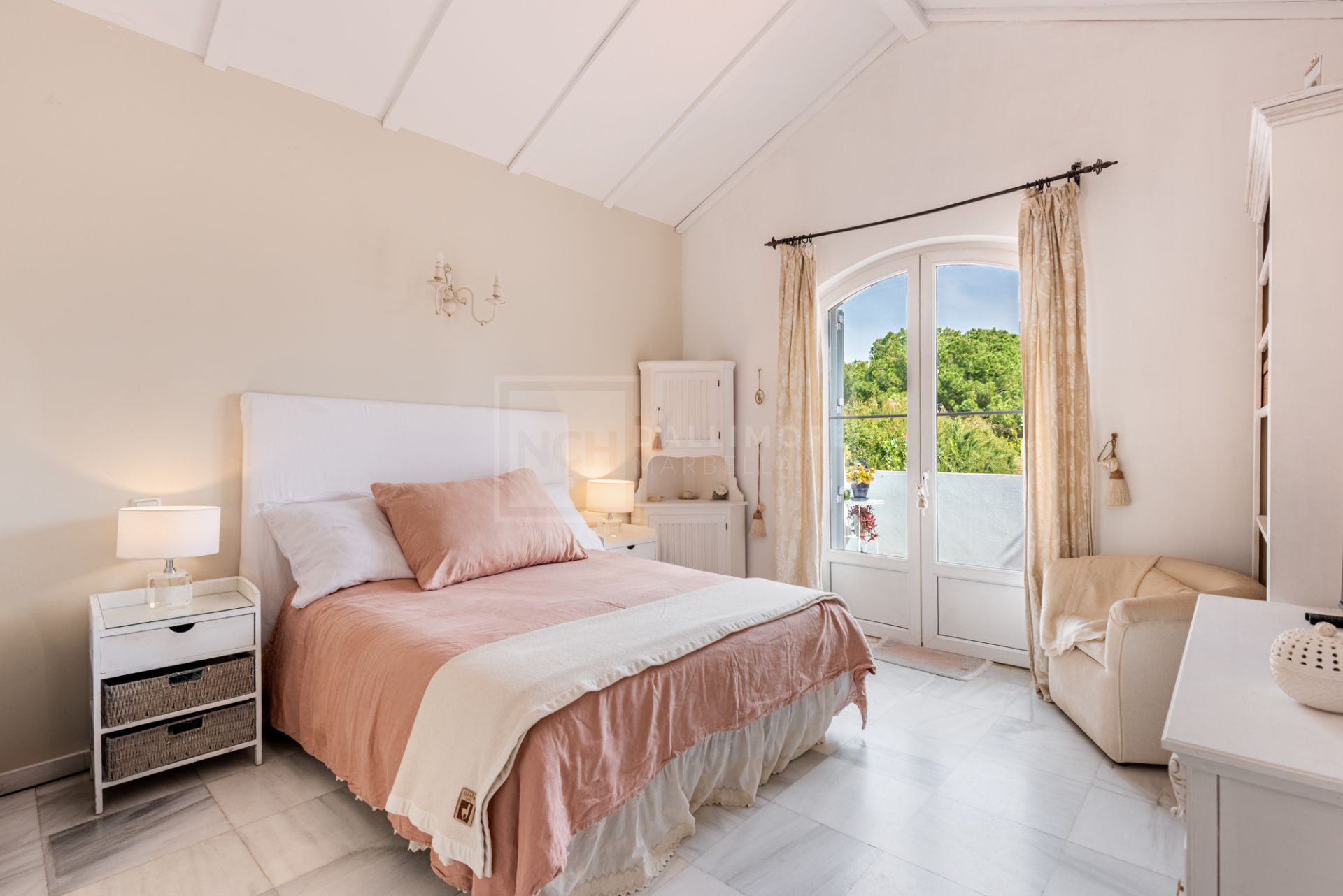 Encantadora villa adosada de 3 dormitorios con gran jardín en Guadalmina Alta