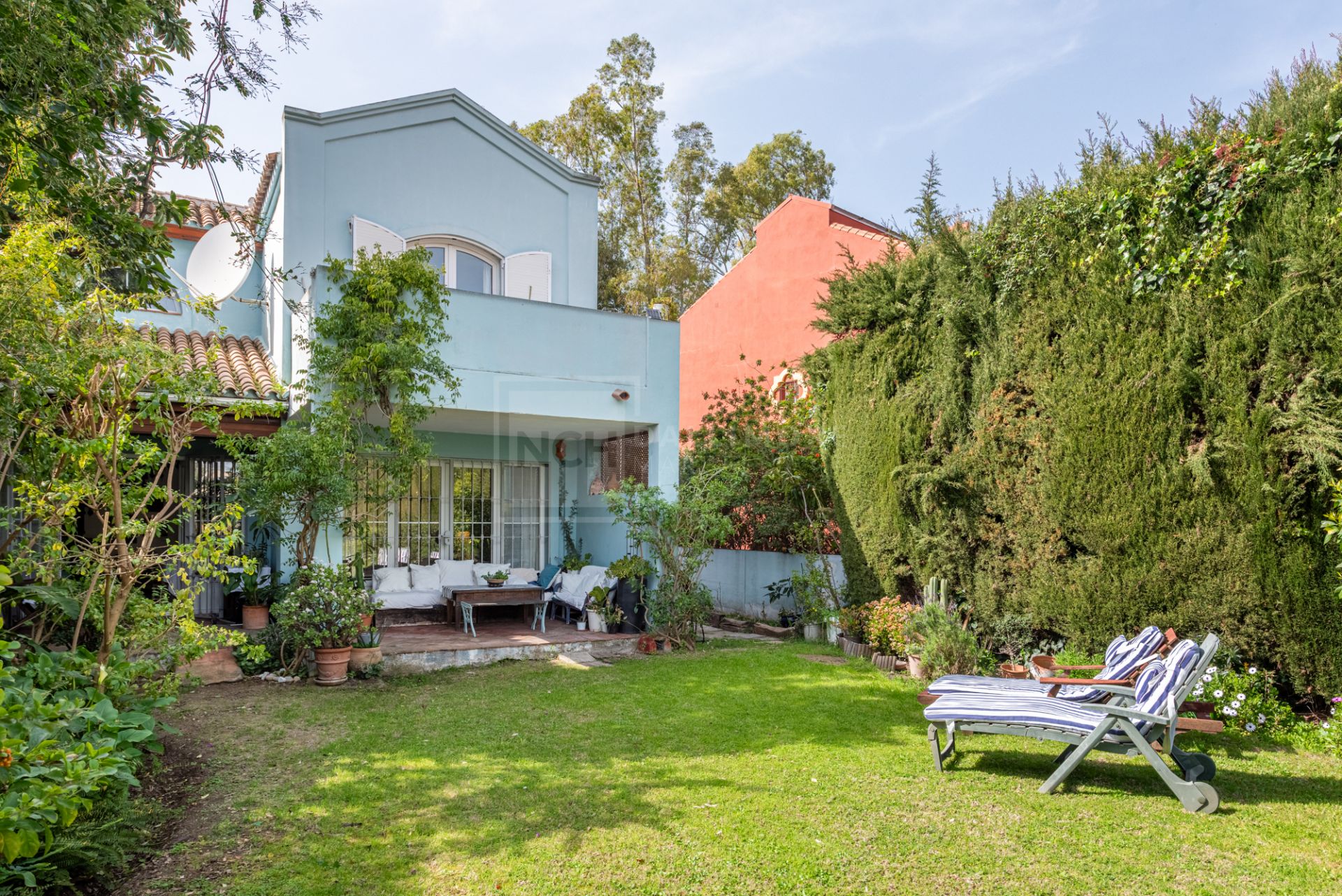 Encantadora villa adosada de 3 dormitorios con gran jardín en Guadalmina Alta