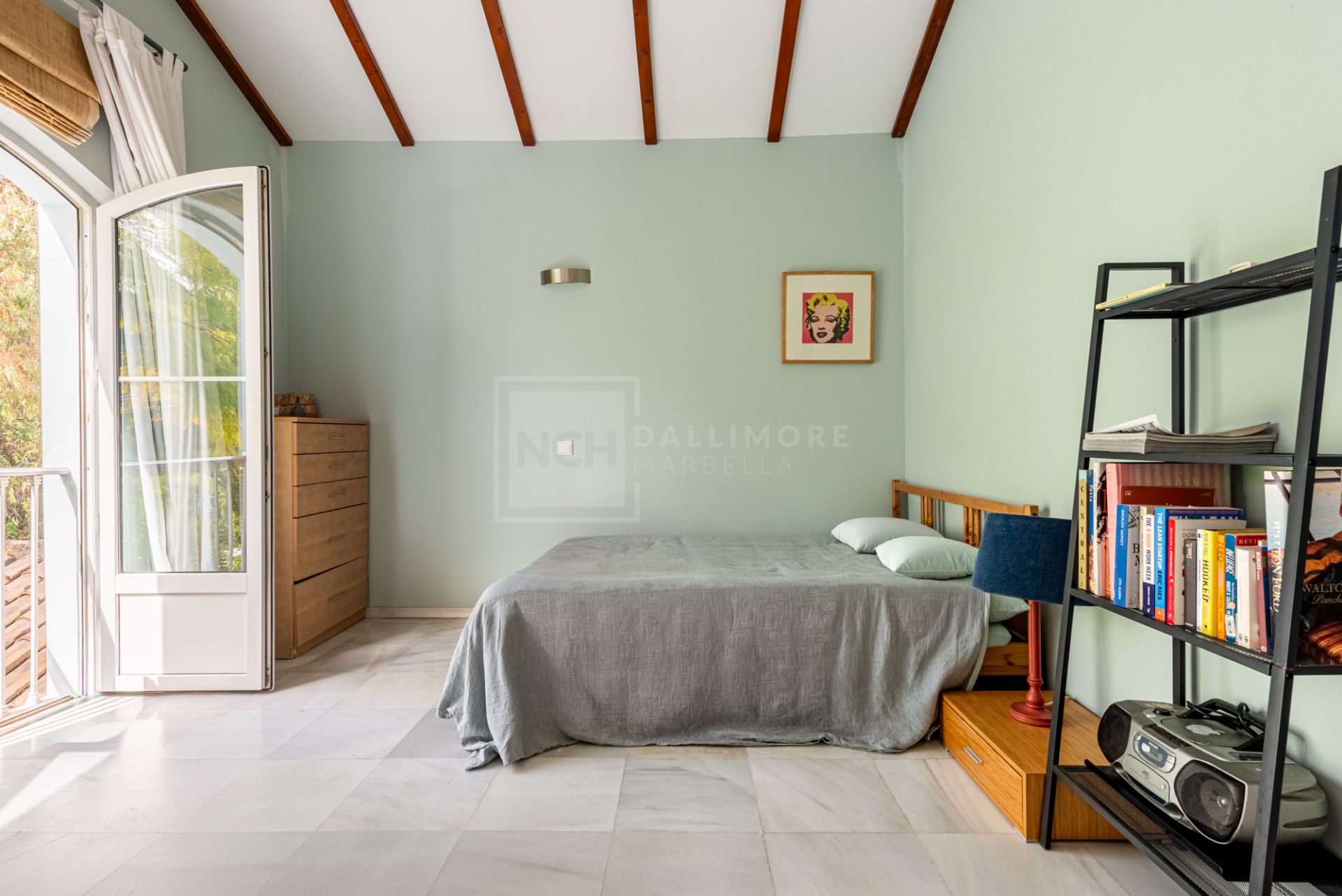 Encantadora villa adosada de 3 dormitorios con gran jardín en Guadalmina Alta