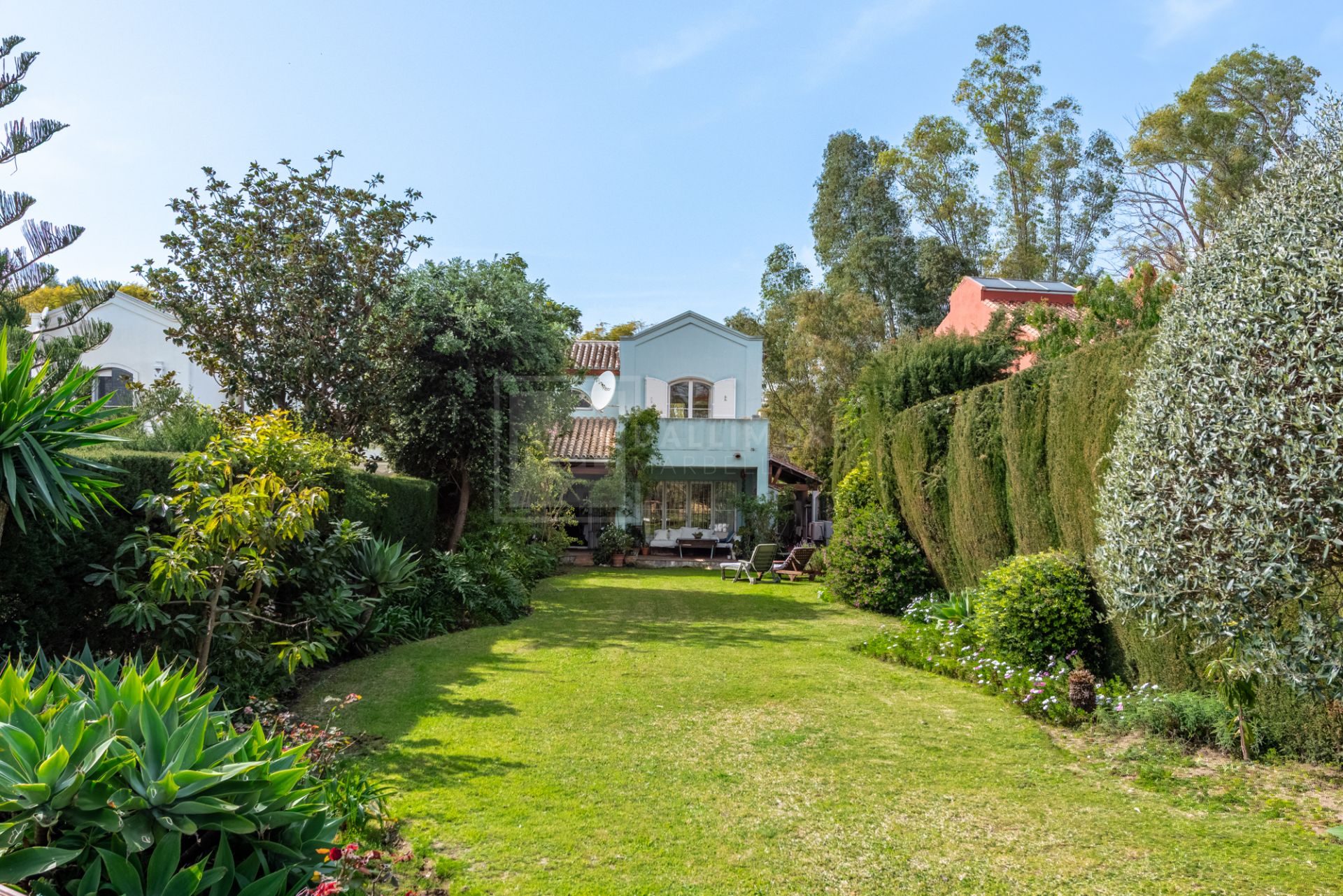 Encantadora villa adosada de 3 dormitorios con gran jardín en Guadalmina Alta