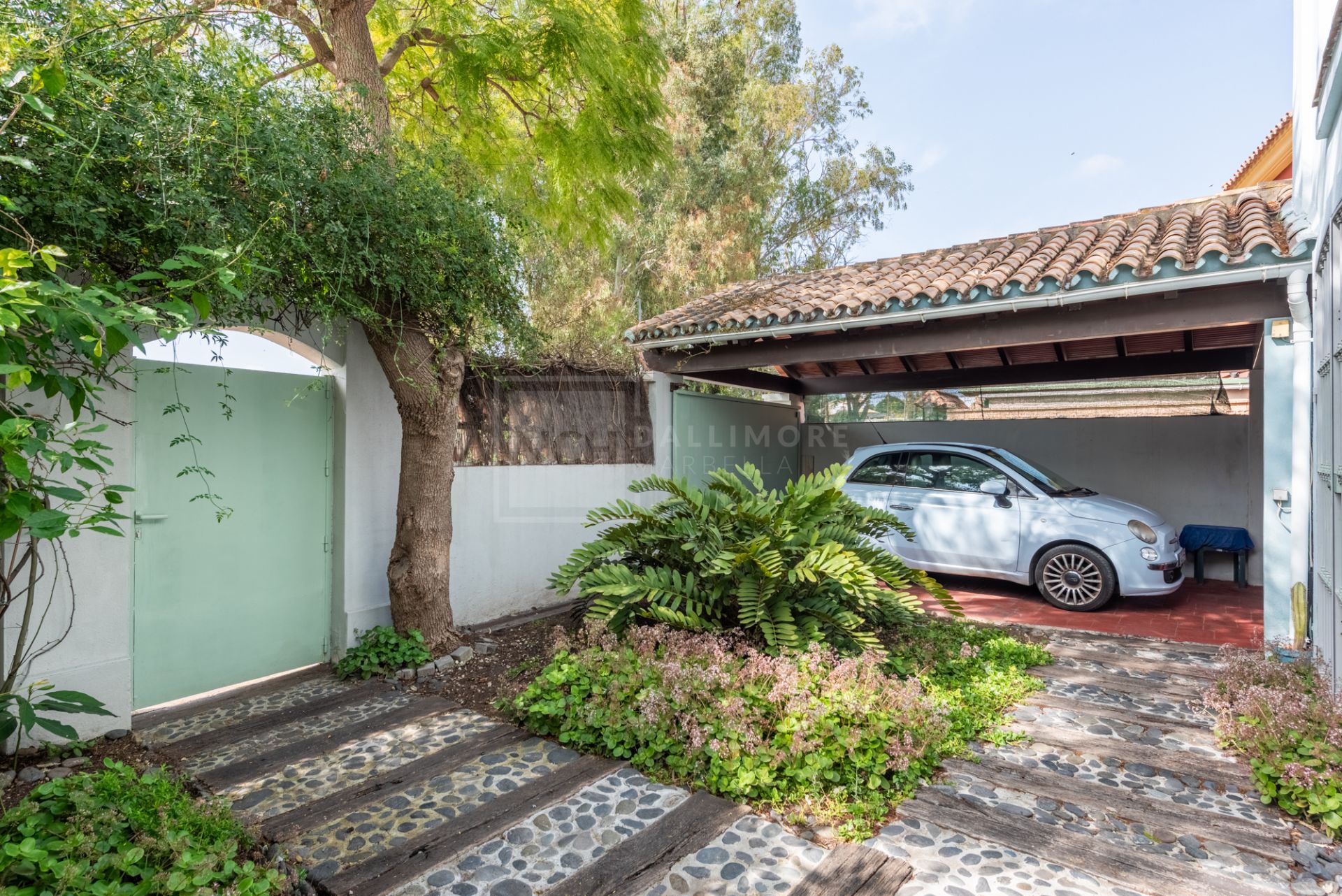 Encantadora villa adosada de 3 dormitorios con gran jardín en Guadalmina Alta