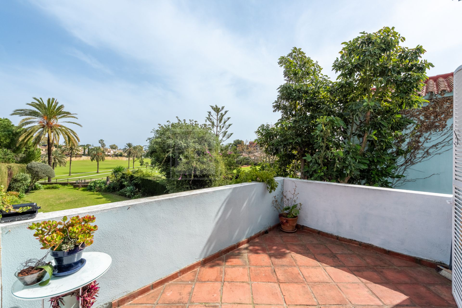Encantadora villa adosada de 3 dormitorios con gran jardín en Guadalmina Alta