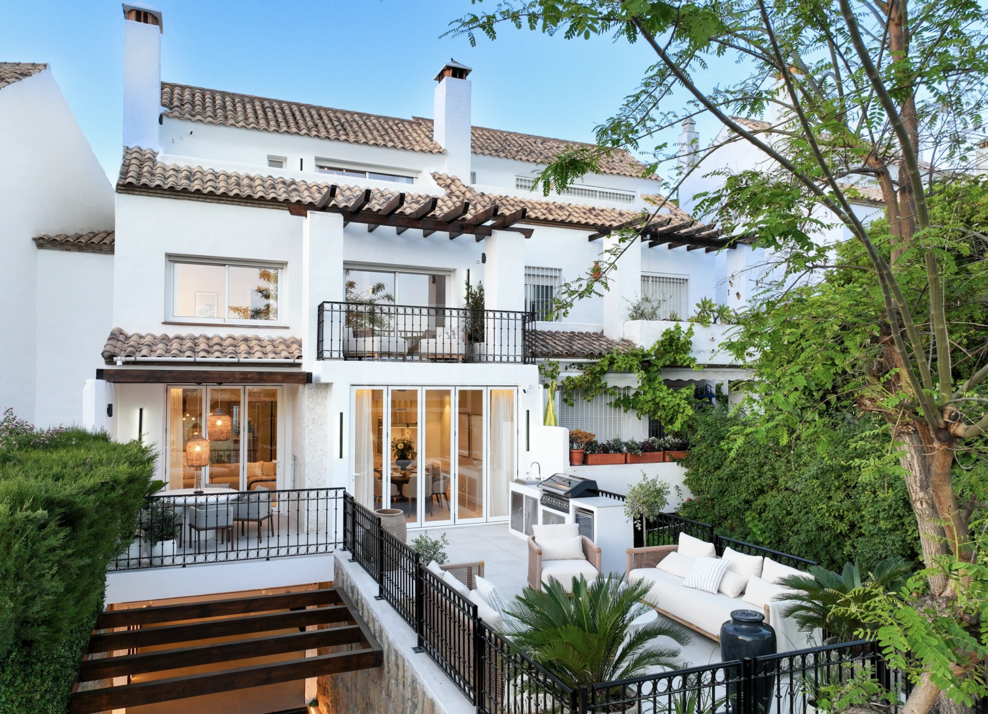Elegant 5 Bedroom Luxury Residence With Sea Views On Marbella’s Golden Mile