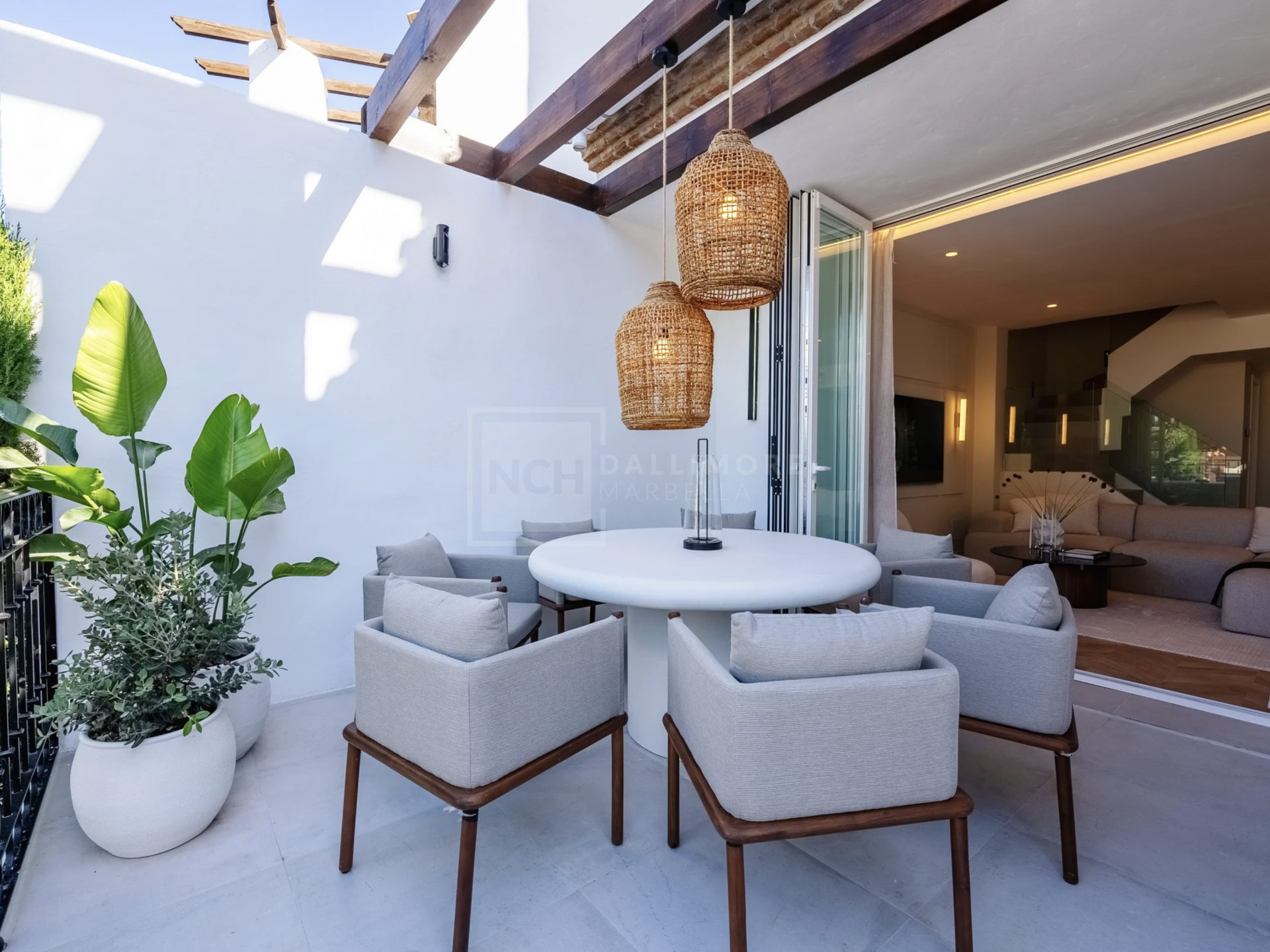 Elegant 5 Bedroom Luxury Residence With Sea Views On Marbella’s Golden Mile