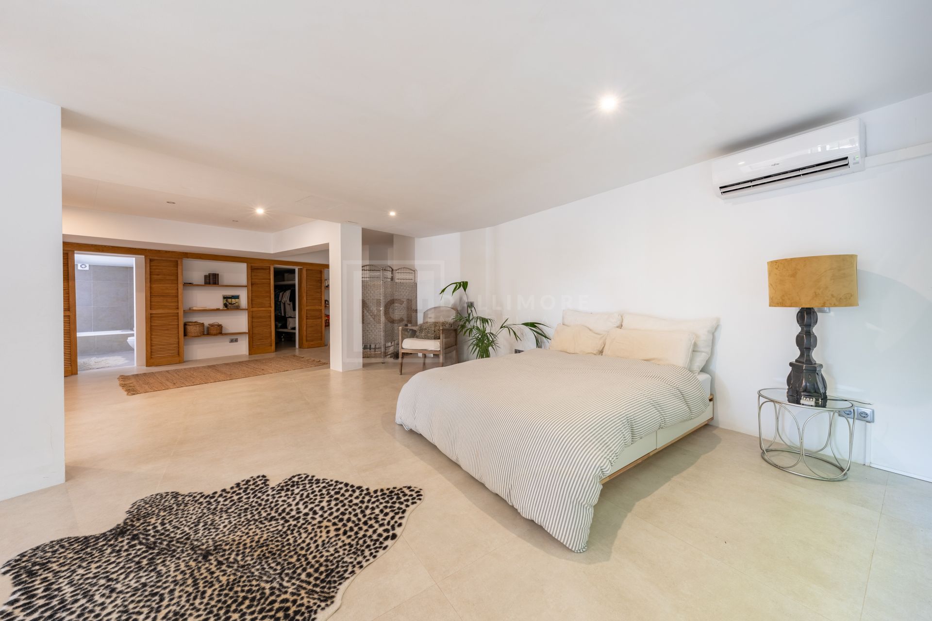 Charming & Artistic 4-Bedroom Villa in Atalaya