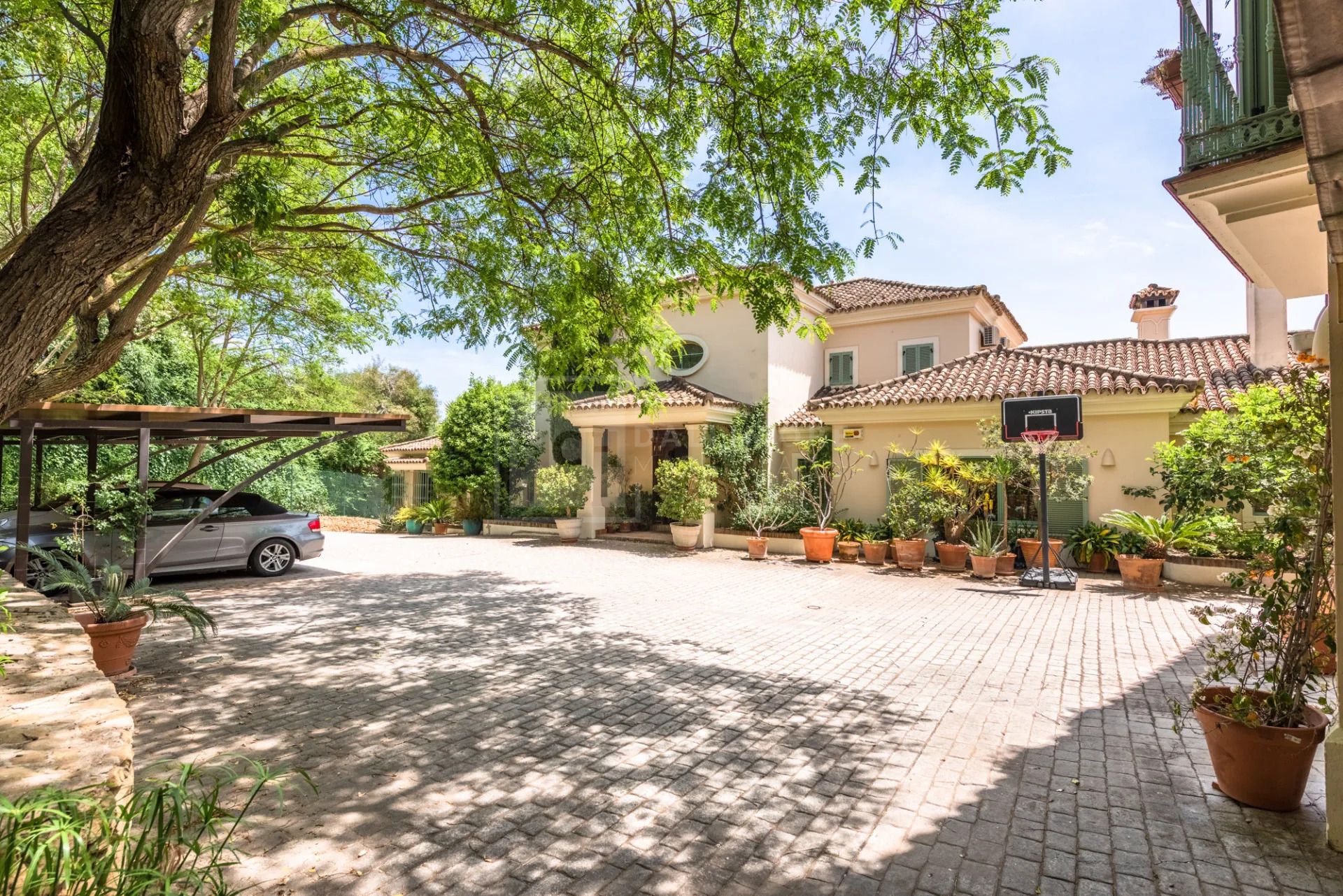 Spacious 9-Bedroom Villa with Panoramic Views in Sotogrande Alto