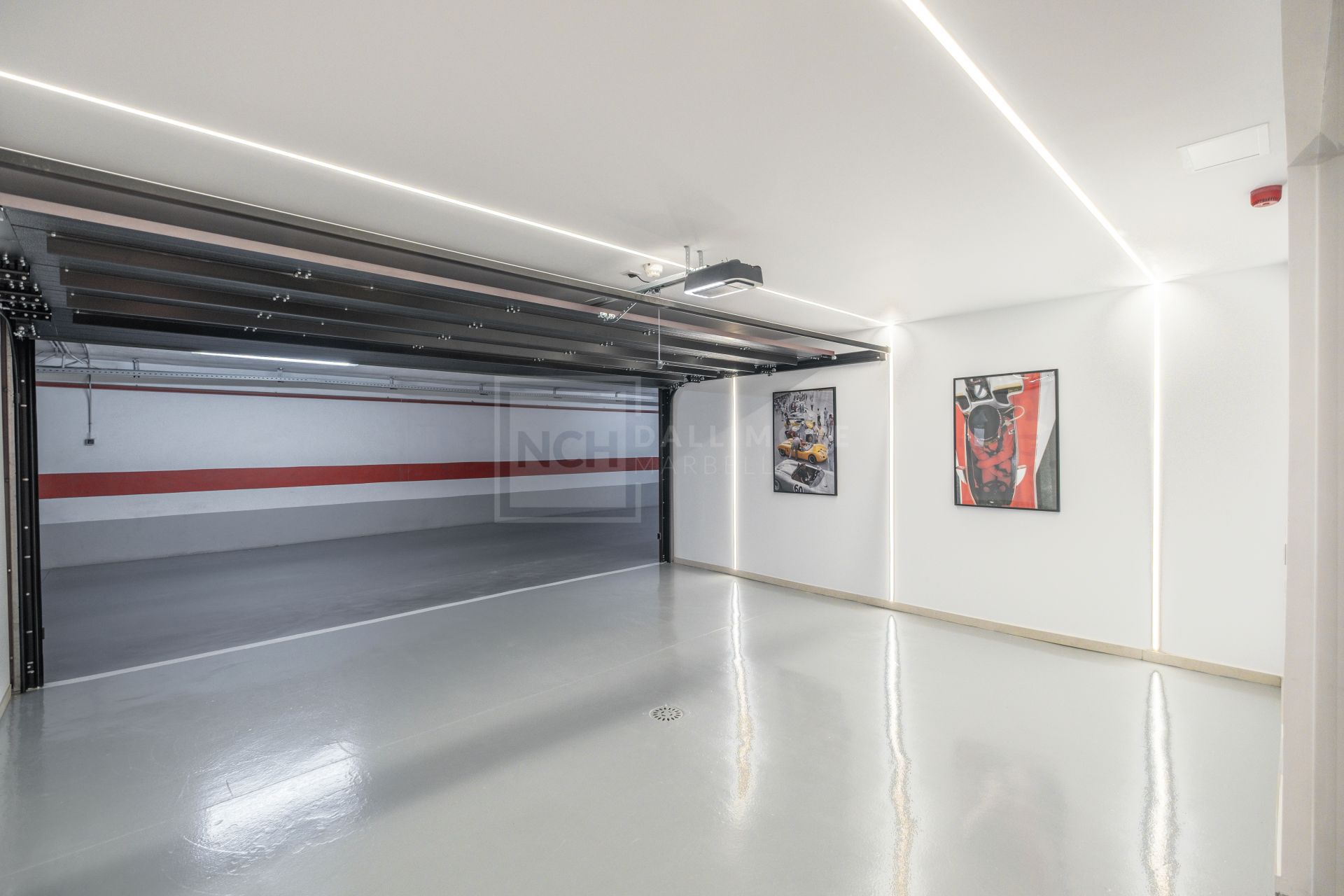 Fully Renovated 4-Bed Townhouse With Private Garden, Garage And Solarium